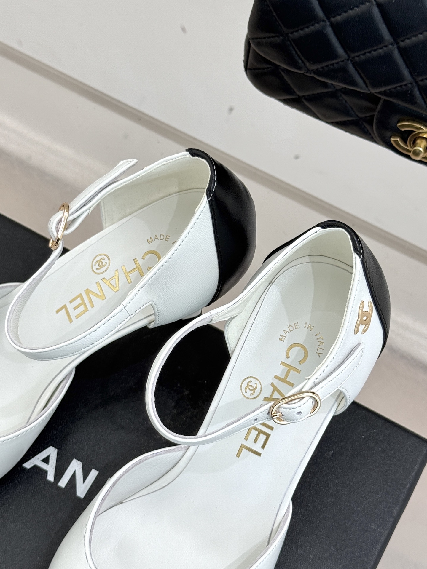 CHANE*｜小香26C双C拼色尖头中空高跟凉鞋当Coco Chanel开创的双色美学遇这双鞋以经典重塑