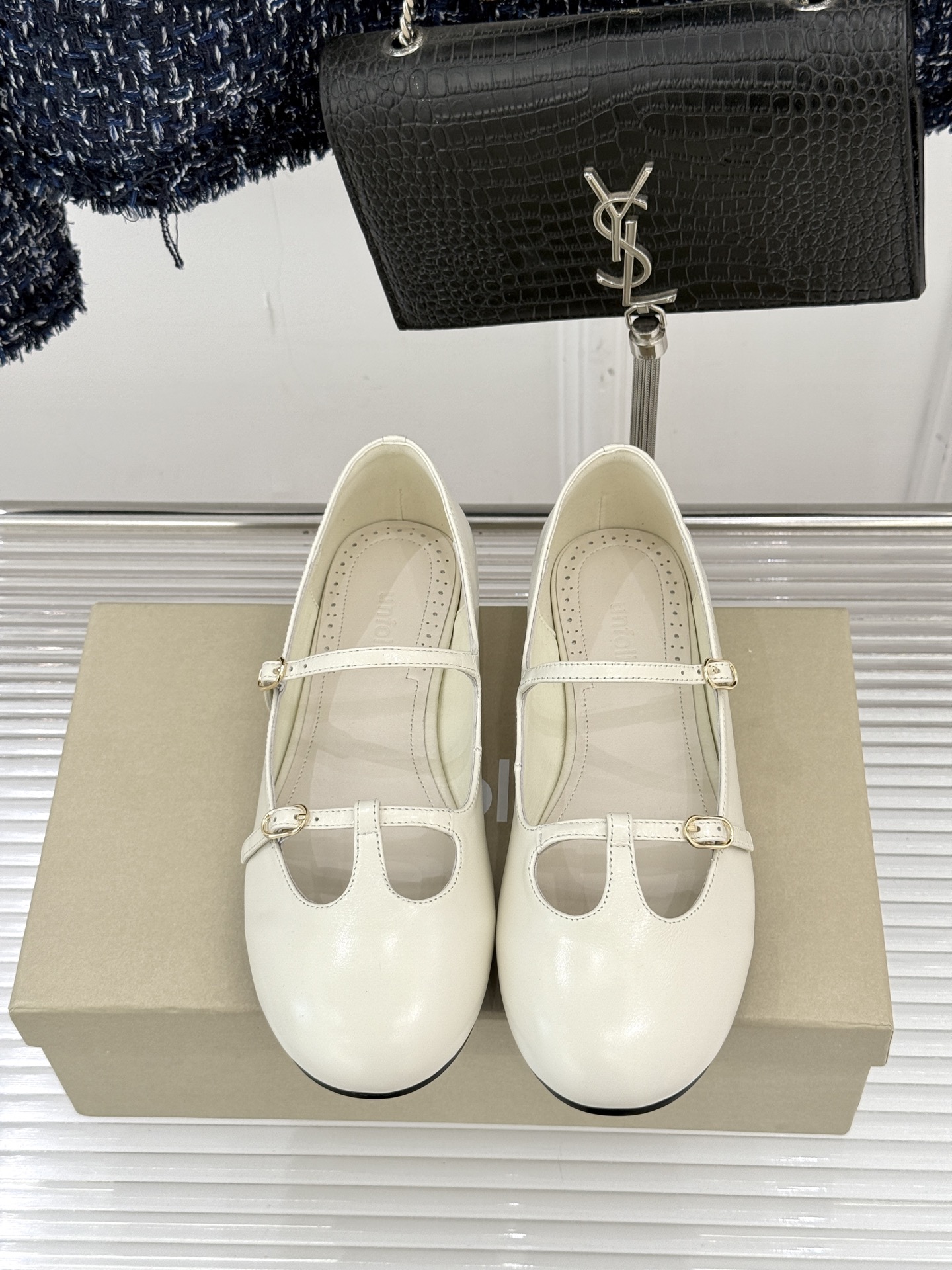 Unfolio 26WF新品早春平底玛丽珍当早春的第一缕暖阳漫过窗棂这双玛丽珍以复古轮廓唤醒温柔序章。复