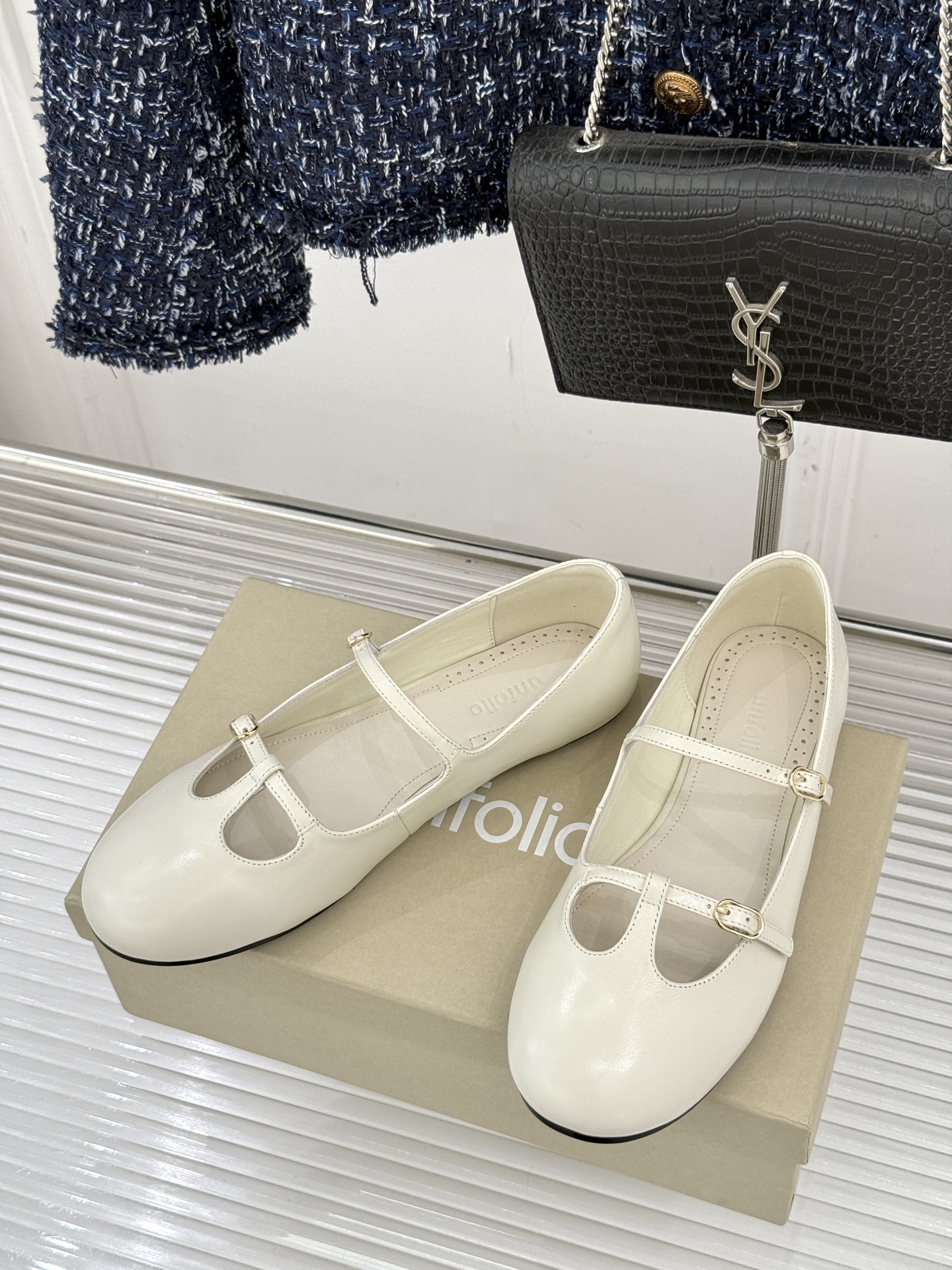 Unfolio 26WF新品早春平底玛丽珍当早春的第一缕暖阳漫过窗棂这双玛丽珍以复古轮廓唤醒温柔序章。复