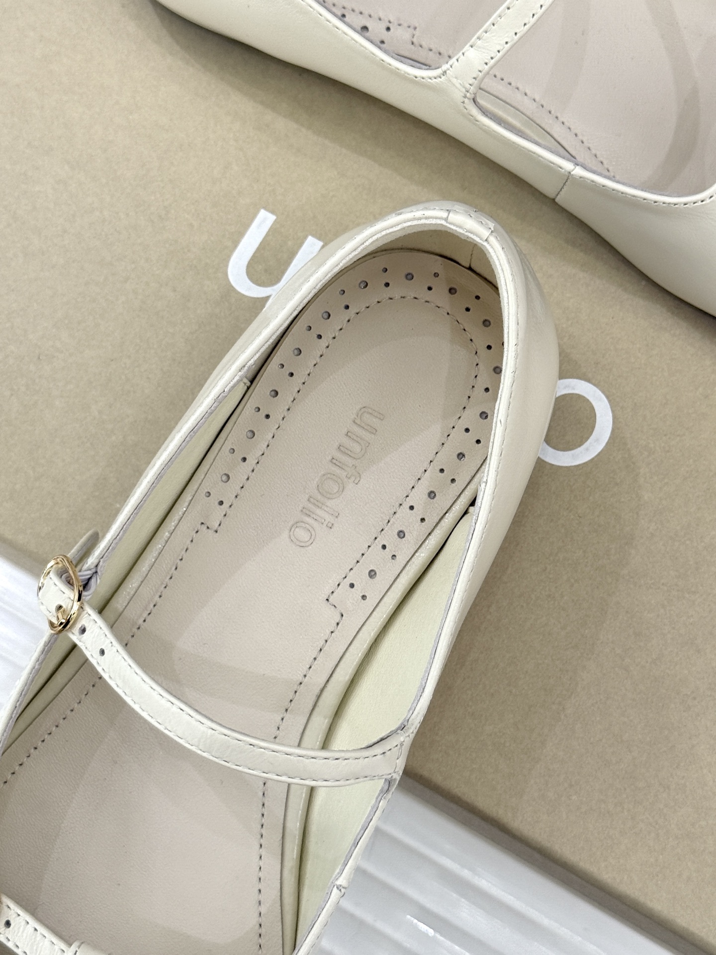 Unfolio 26WF新品早春平底玛丽珍当早春的第一缕暖阳漫过窗棂这双玛丽珍以复古轮廓唤醒温柔序章。复