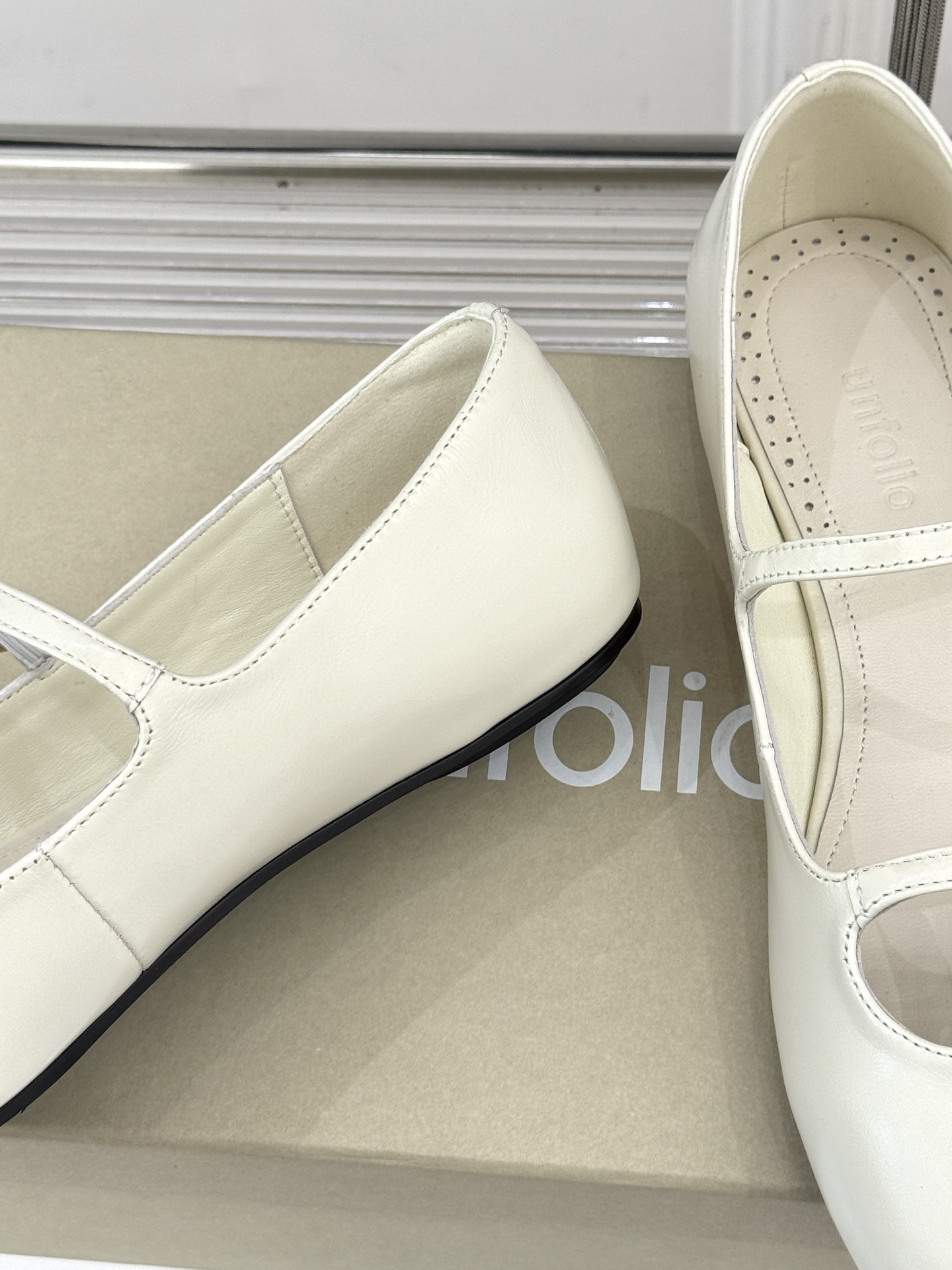 Unfolio 26WF新品早春平底玛丽珍当早春的第一缕暖阳漫过窗棂这双玛丽珍以复古轮廓唤醒温柔序章。复