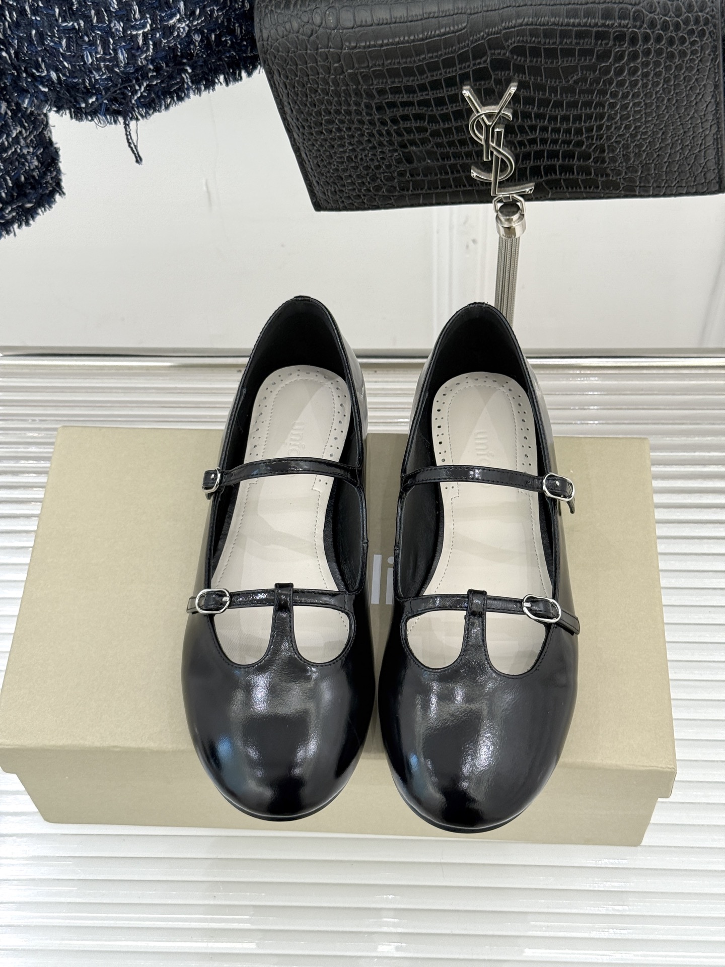 Unfolio 26WF新品早春平底玛丽珍当早春的第一缕暖阳漫过窗棂这双玛丽珍以复古轮廓唤醒温柔序章。复