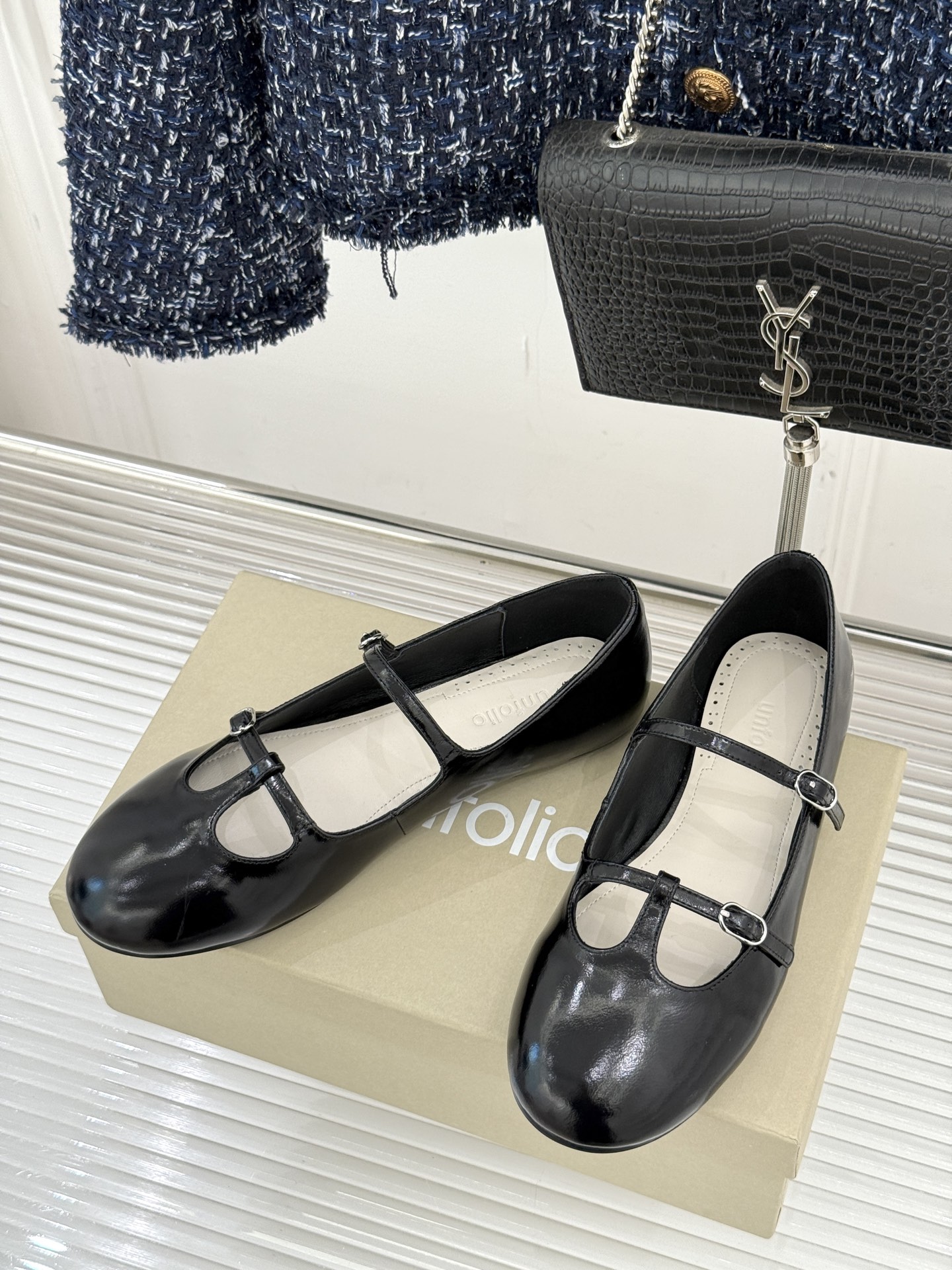 Unfolio 26WF新品早春平底玛丽珍当早春的第一缕暖阳漫过窗棂这双玛丽珍以复古轮廓唤醒温柔序章。复