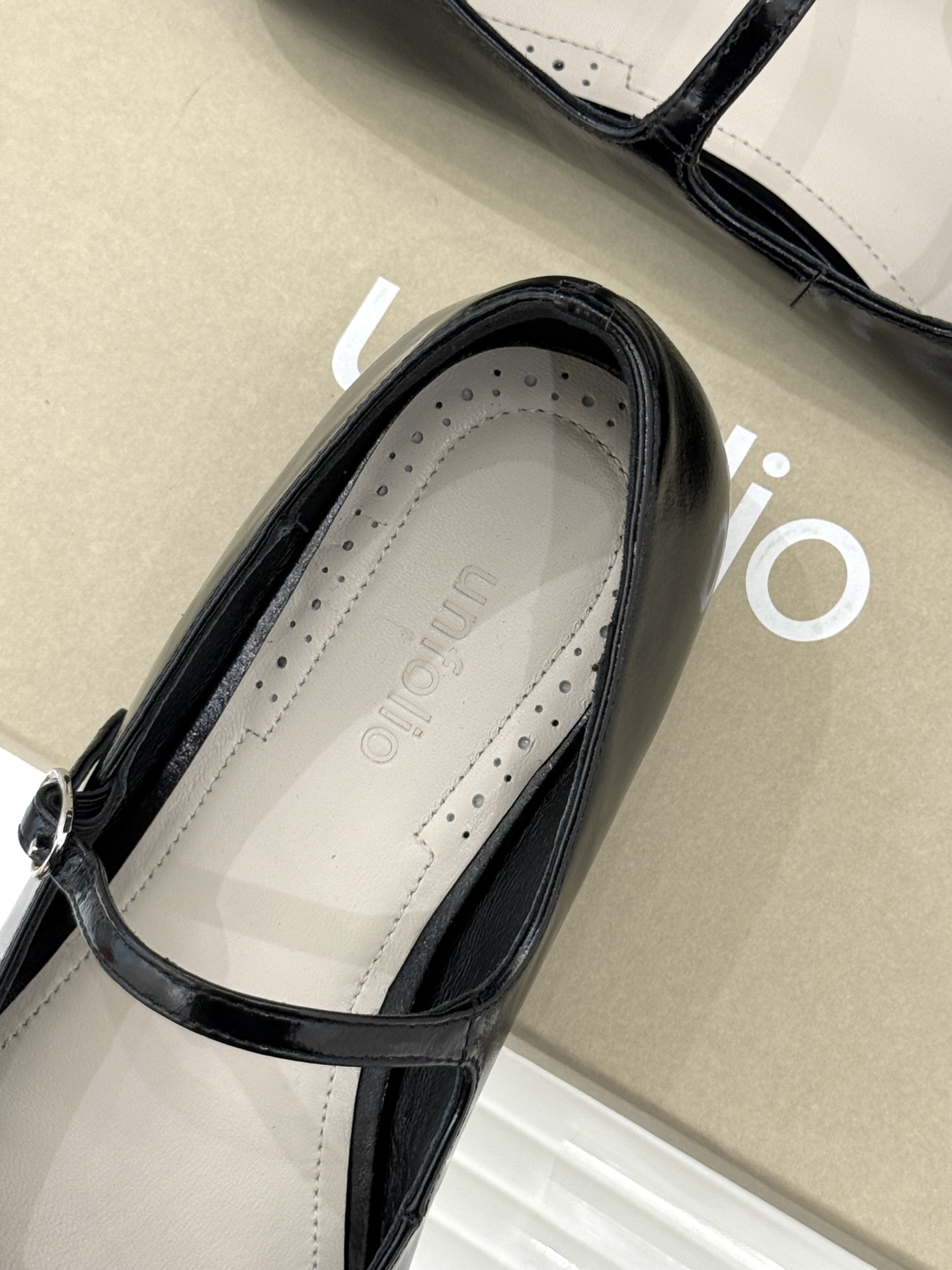 Unfolio 26WF新品早春平底玛丽珍当早春的第一缕暖阳漫过窗棂这双玛丽珍以复古轮廓唤醒温柔序章。复