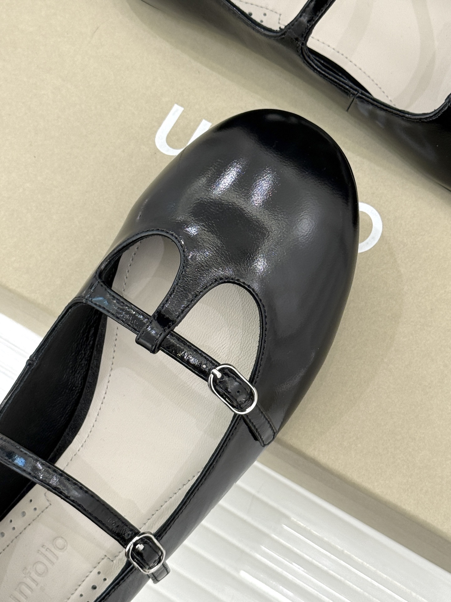 Unfolio 26WF新品早春平底玛丽珍当早春的第一缕暖阳漫过窗棂这双玛丽珍以复古轮廓唤醒温柔序章。复