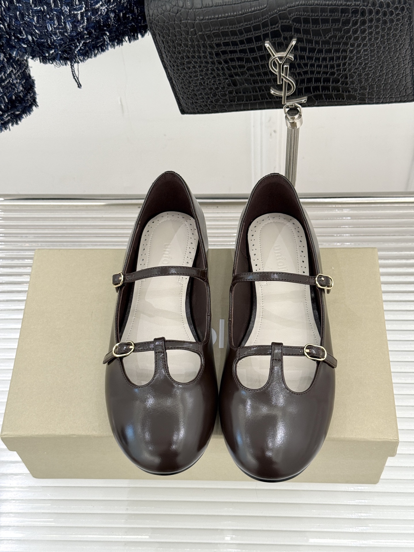 Unfolio 26WF新品早春平底玛丽珍当早春的第一缕暖阳漫过窗棂这双玛丽珍以复古轮廓唤醒温柔序章。复