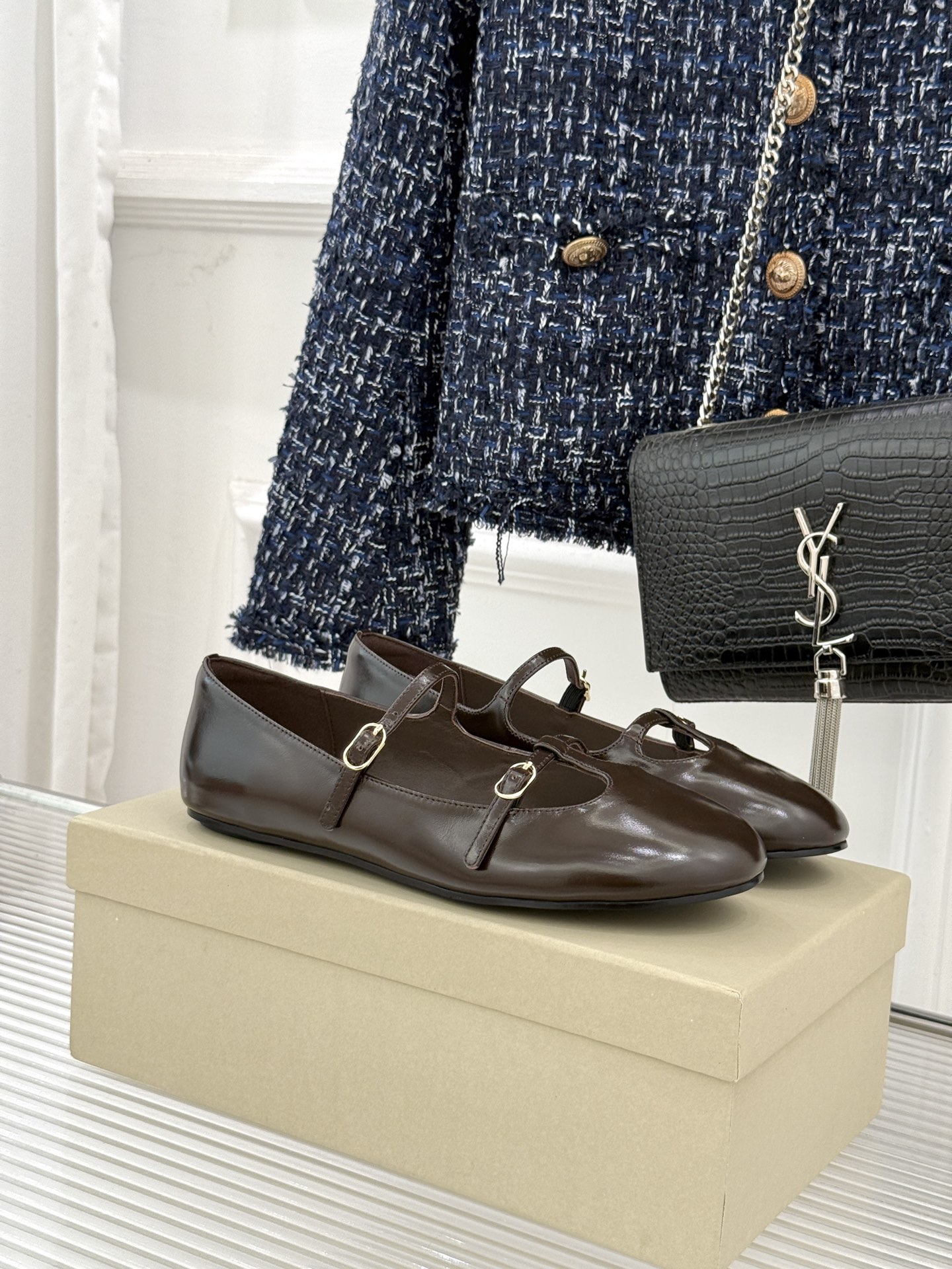 NO:670178,Unfolio 26WF new early spring flat Mary Jane When the first ray of warm sunshine in early spring shines through the window lattice, this pair of Mary Jane awakens the gentle prologue with a retro silhouette. The retro round toe reproduces the lazy aesthetics of the 90s and weakens the cramped feeling of the foot line. It accommodates various foot types. The delicate vegetable tanned leather material has a texture that goes through time and has its own luster. It is paired with neat straps and metal buckles. The flat design breaks the inherent impression of 'Mary Jane = sweet girl'  Sweet, cool, retro, and commuting style all hold together. The fabric is made of original customized leather. The inner pads are all made of cowhide. Italian imported genuine leather outsole size 35-39 (customized 40/41), single shoes Mary Jane, mary jane, cowhide, Leather soles19860909Unfolio 26WF新品早春平底玛丽珍 当早春的第一缕暖阳漫过窗棂 这双玛丽珍以复古轮廓唤醒温柔序章. 复古圆头复刻90年代慵懒美学 弱化足部线条的局促感 包容各种脚型 细腻植鞣皮材质越穿越有质感 自带光泽 搭配利落绑带与金属扣 平底设计打破“玛丽珍=甜妹”的固有印象 甜酷、复古、通勤风全hold住. 面料采用原版定制皮料 内里垫脚均为牛皮材质 意大利进口真皮大底 size35-39（40/41定制）,单鞋玛丽珍,mary jane,cowhide,Leather soles,Women's Shoes