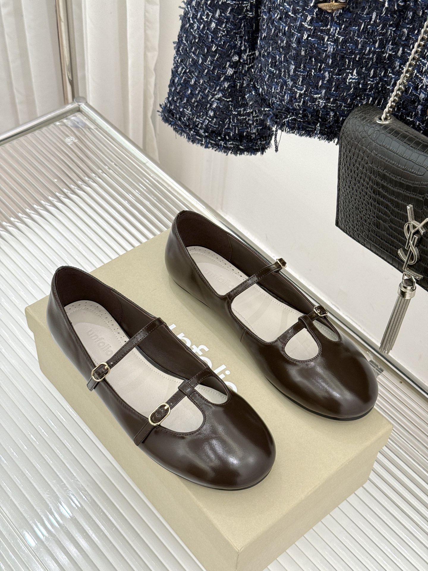 Unfolio 26WF新品早春平底玛丽珍当早春的第一缕暖阳漫过窗棂这双玛丽珍以复古轮廓唤醒温柔序章。复