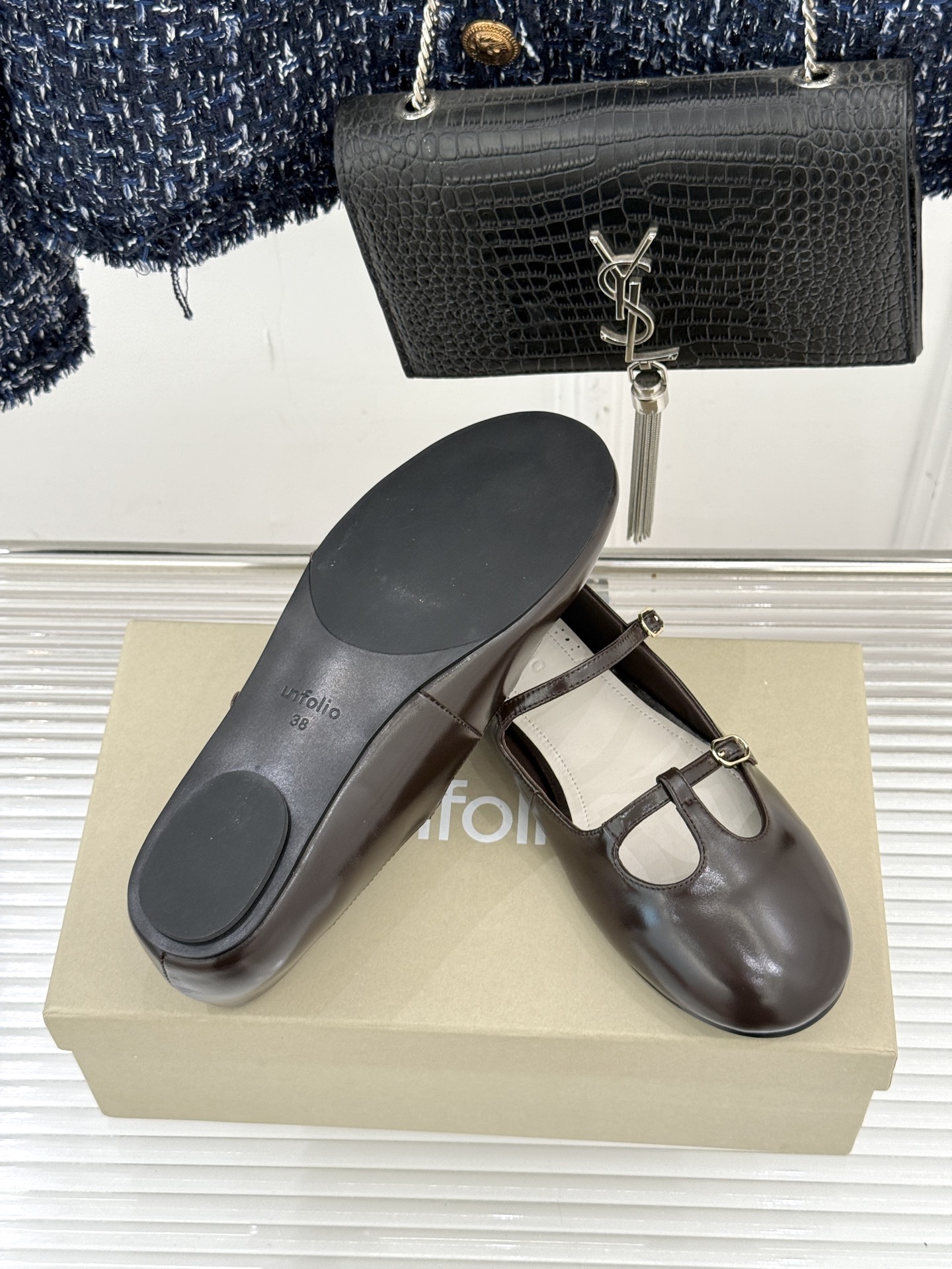 Unfolio 26WF新品早春平底玛丽珍当早春的第一缕暖阳漫过窗棂这双玛丽珍以复古轮廓唤醒温柔序章。复