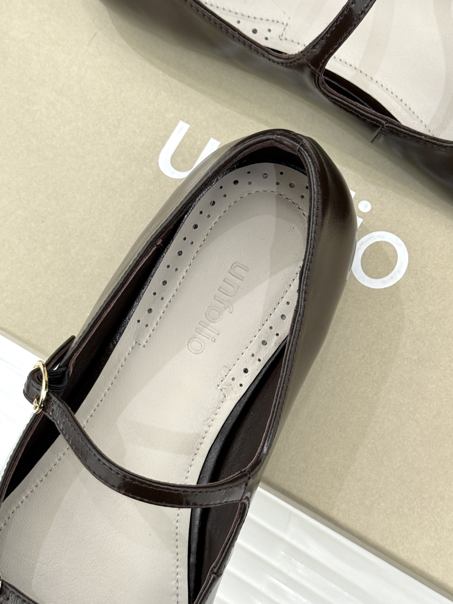 Unfolio 26WF新品早春平底玛丽珍当早春的第一缕暖阳漫过窗棂这双玛丽珍以复古轮廓唤醒温柔序章。复