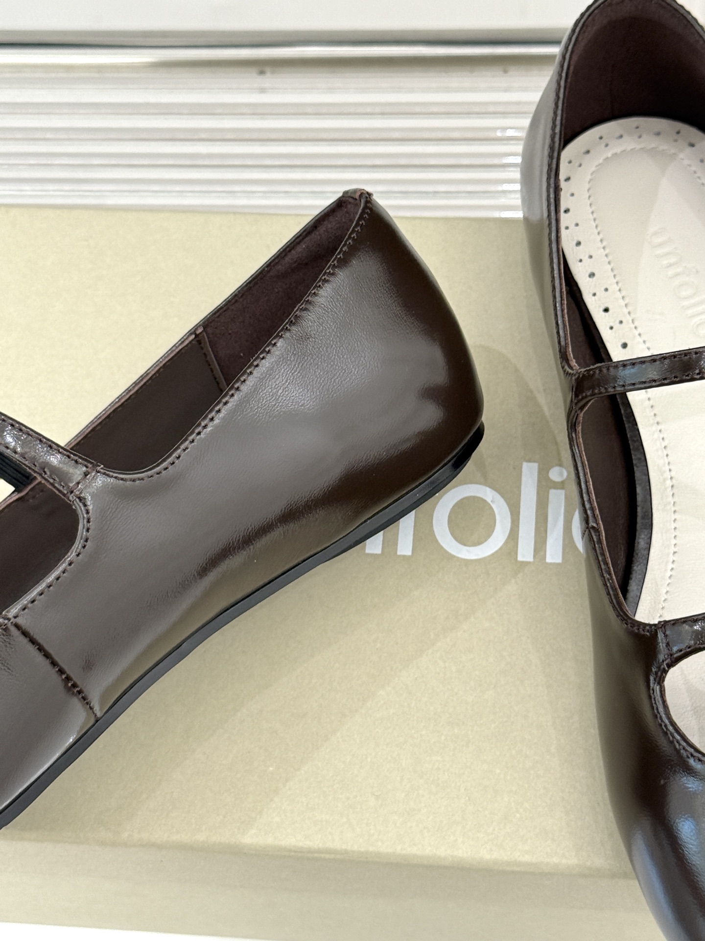 Unfolio 26WF新品早春平底玛丽珍当早春的第一缕暖阳漫过窗棂这双玛丽珍以复古轮廓唤醒温柔序章。复