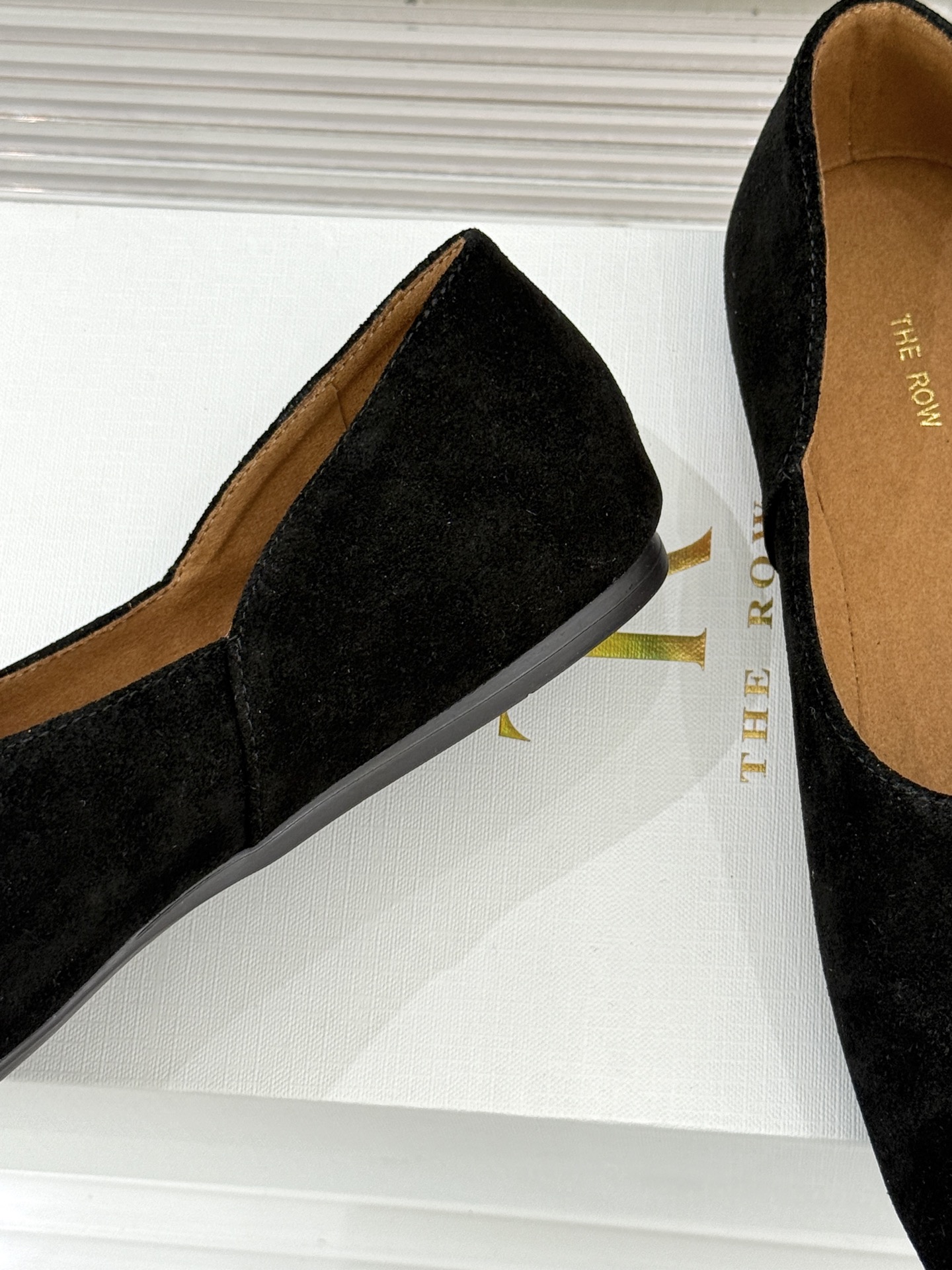 The Row25WF新品复古老钱风平底奶奶鞋单鞋The Row是老钱风的高阶时尚的终极表达。将品牌标志