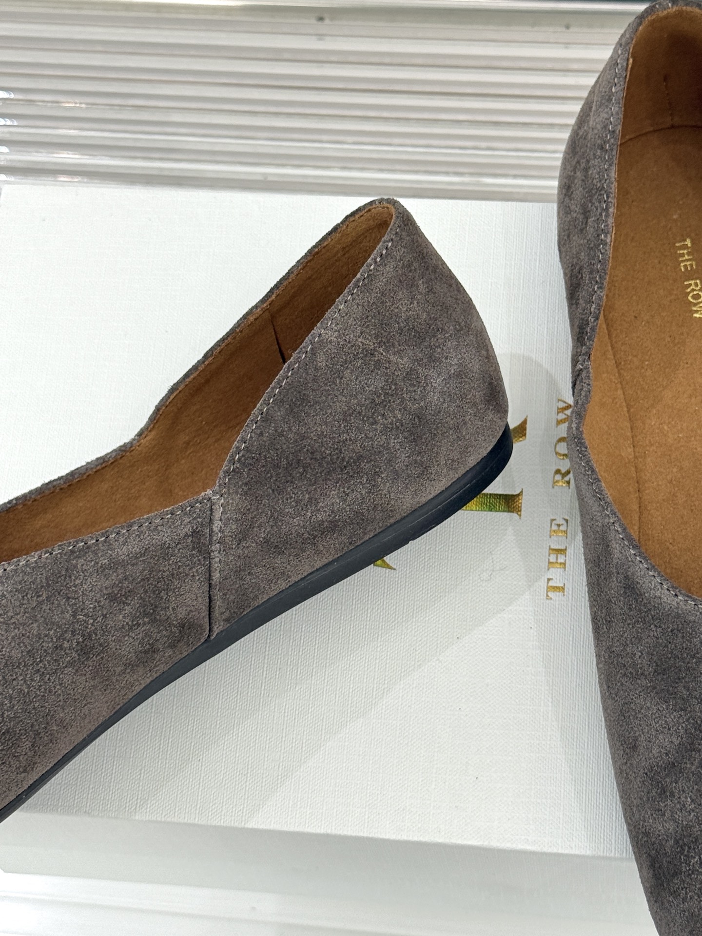 The Row25WF新品复古老钱风平底奶奶鞋单鞋The Row是老钱风的高阶时尚的终极表达。将品牌标志