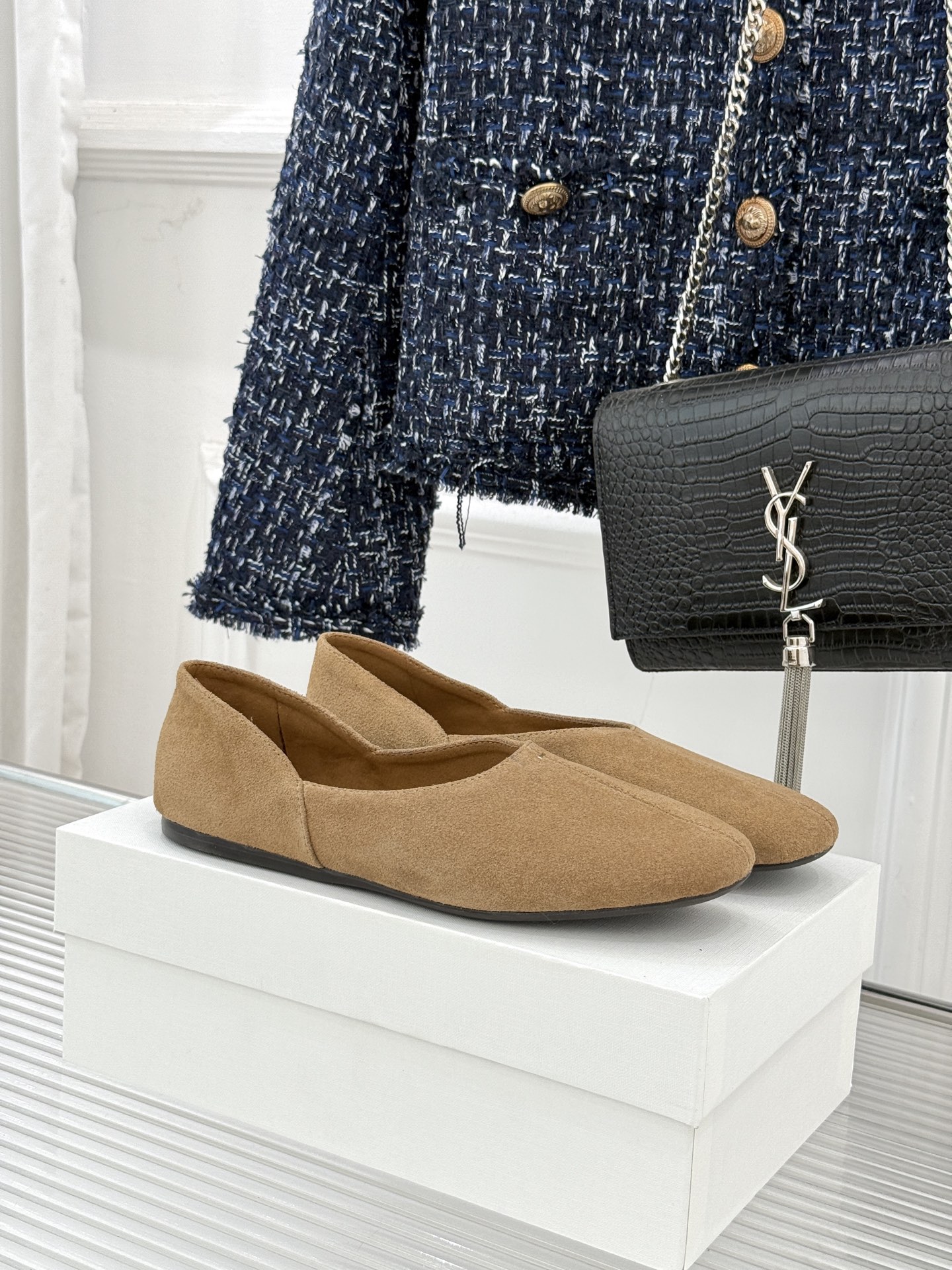 NO:670174,The Row25WF new retro old money style flat sole granny shoes single shoe The Row is the ultimate expression of old money style high-end fashion. It deeply integrates the brand's iconic minimalism and retro. Minimalism has no exaggerated design, but uses the ultimate material to interpret the 'low-key and noble' dressing philosophy. It is not a fleeting trend item, but a shoe cabinet collection that can transcend time and accumulate texture. The side of the shoe body has a hidden delicate arc design and is equipped with invisible anti-slip stickers.  The heel will not wear out after being worn for a long time, and you can easily control it even if you wear it for the first time. It breaks the stereotype of 'good-looking shoes are not comfortable' and combines retro elegance with daily practical wear. Whether it is old money style, French elegance, minimalist commuting or retro leisure, these granny shoes can be seamlessly adapted, giving every outfit a 'low-key and noble' high-end texture, becoming a classic item in your wardrobe that 'will not go out of style for ten years'. The upper is made of top-grade sheepskin material.  The inner pads are all made of cowhide, original molded custom-made non-slip outsole, size 35-39 (customized for 40), single shoes, cowhide, sheep19860909The Row25WF新品复古老钱风平底 奶奶鞋单鞋 The Row是老钱风的高阶时尚的终极表达. 将品牌标志性的极简主义与复古深度融合 极简没有浮夸设计 却以极致材质、 演绎“低调显贵”的穿搭哲学 它不是转瞬即逝的潮流单品 而是能跨越时光 沉淀质感的鞋柜珍藏 鞋身侧面暗藏细腻弧度设计 搭配隐形防滑贴 久穿不磨脚后跟 即便是初次上脚也能轻松驾驭 打破“好看的鞋不舒适”的刻板印象 让复古优雅与日常实穿双向兼顾. 无论是老钱风、法式优雅 极简通勤还是复古休闲 这双奶奶鞋都能无缝适配 让每一套穿搭都自带“低调显贵”的高阶质感 成为你衣橱里“穿十年都不过时”的经典单品. 鞋面选用顶级羊京丝材质 内里垫脚均为牛皮 原版开模定制防滑大底 size35-39（40定制）,单鞋,cowhide,sheep,Women's Shoes