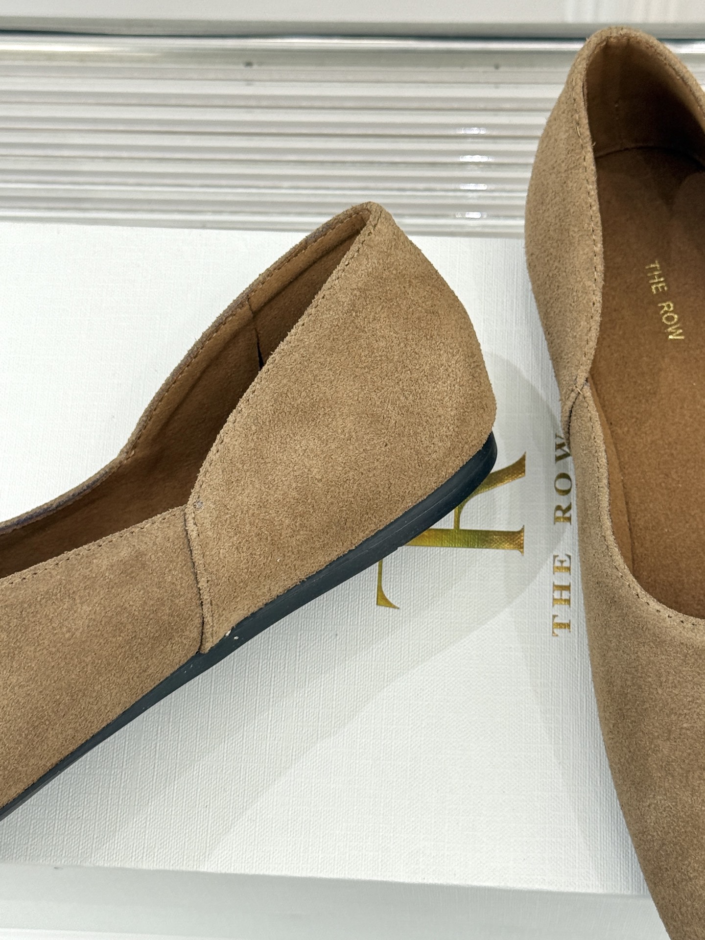 The Row25WF新品复古老钱风平底奶奶鞋单鞋The Row是老钱风的高阶时尚的终极表达。将品牌标志