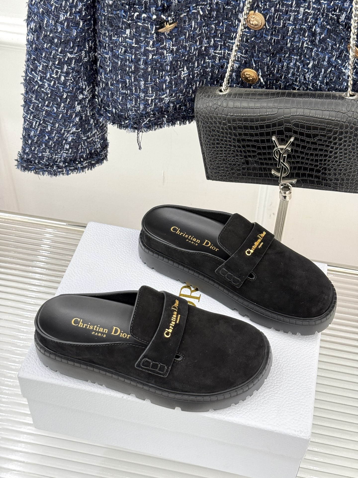 Dior/迪奥25WF新品字母厚底勃肯鞋包头半拖当法式慵懒与现代锋芒撞个满怀这双勃肯拖鞋打破鞋履风格边界