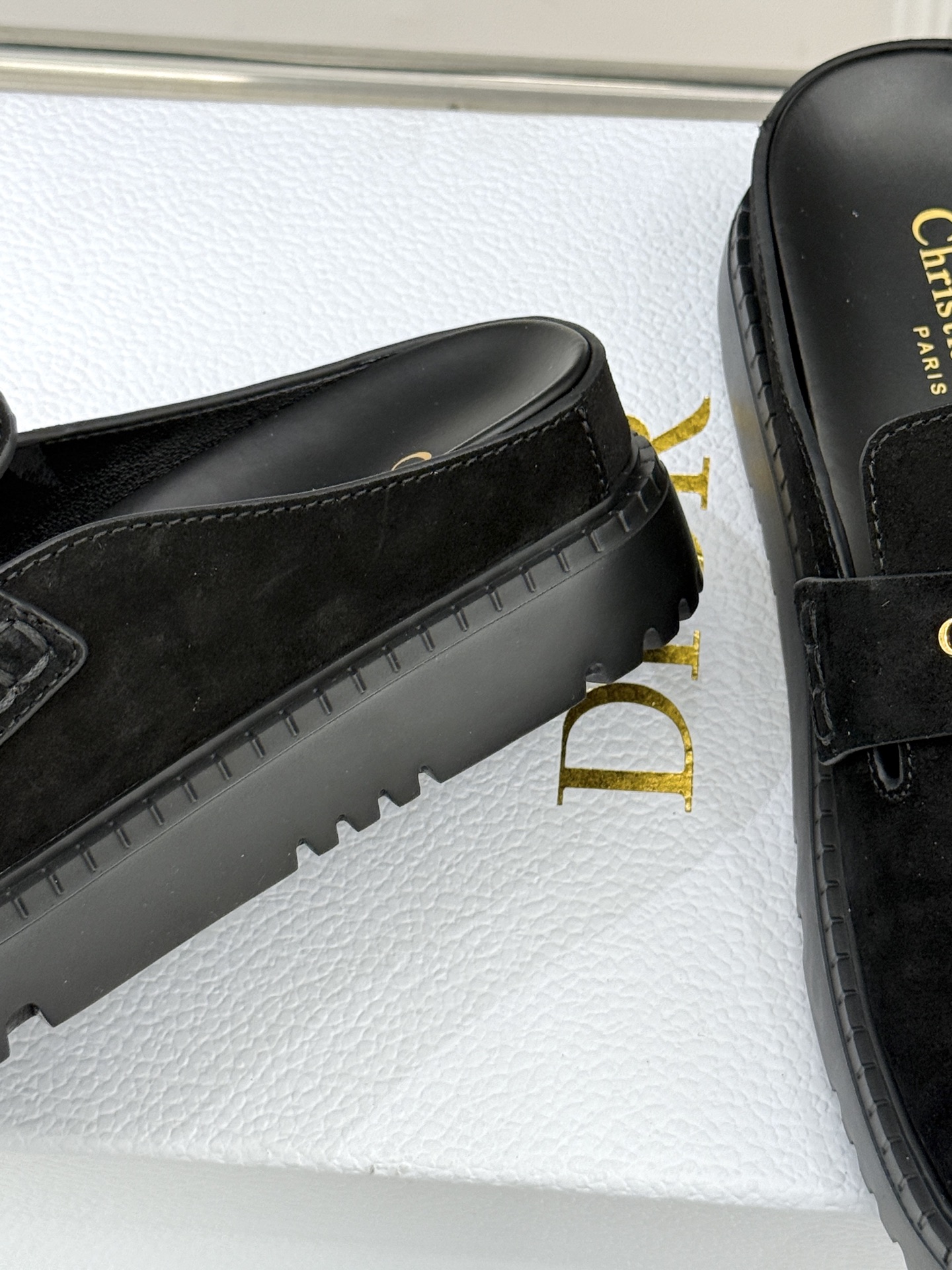 Dior/迪奥25WF新品字母厚底勃肯鞋包头半拖当法式慵懒与现代锋芒撞个满怀这双勃肯拖鞋打破鞋履风格边界