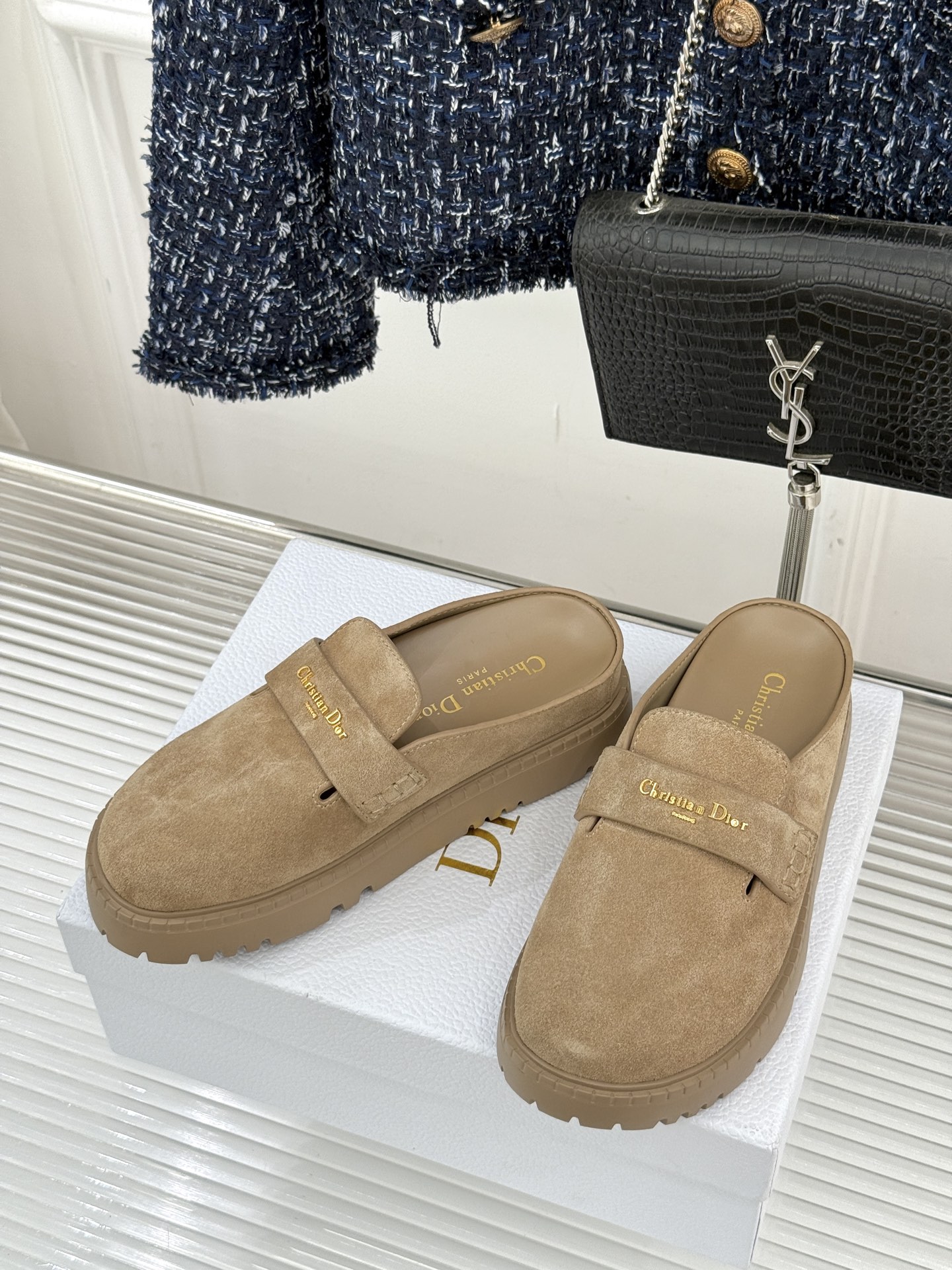 Dior/迪奥25WF新品字母厚底勃肯鞋包头半拖当法式慵懒与现代锋芒撞个满怀这双勃肯拖鞋打破鞋履风格边界