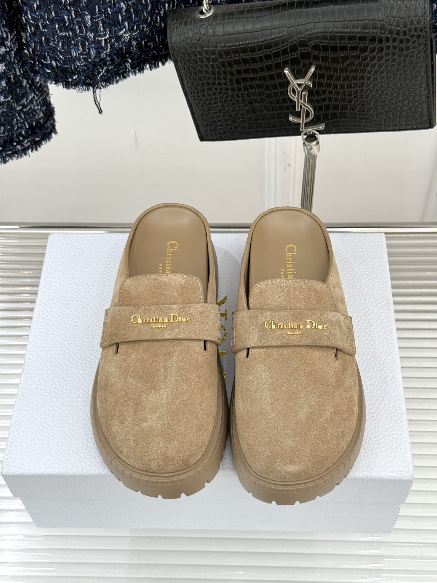 Dior/迪奥25WF新品字母厚底勃肯鞋包头半拖当法式慵懒与现代锋芒撞个满怀这双勃肯拖鞋打破鞋履风格边界