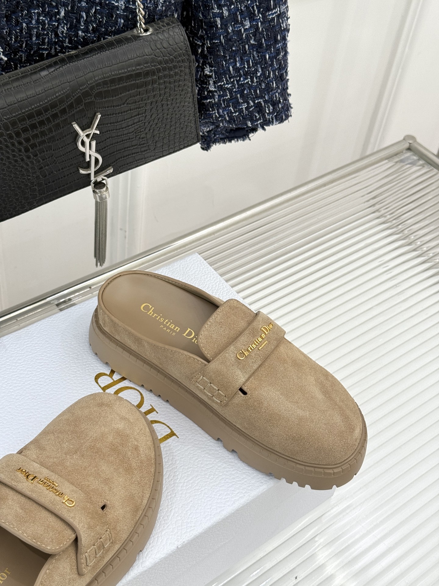 Dior/迪奥25WF新品字母厚底勃肯鞋包头半拖当法式慵懒与现代锋芒撞个满怀这双勃肯拖鞋打破鞋履风格边界