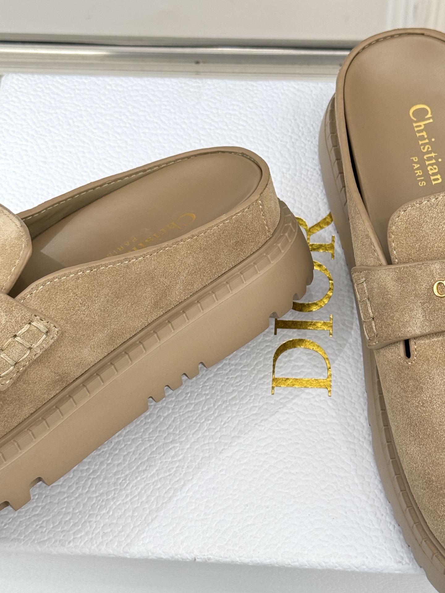 Dior/迪奥25WF新品字母厚底勃肯鞋包头半拖当法式慵懒与现代锋芒撞个满怀这双勃肯拖鞋打破鞋履风格边界