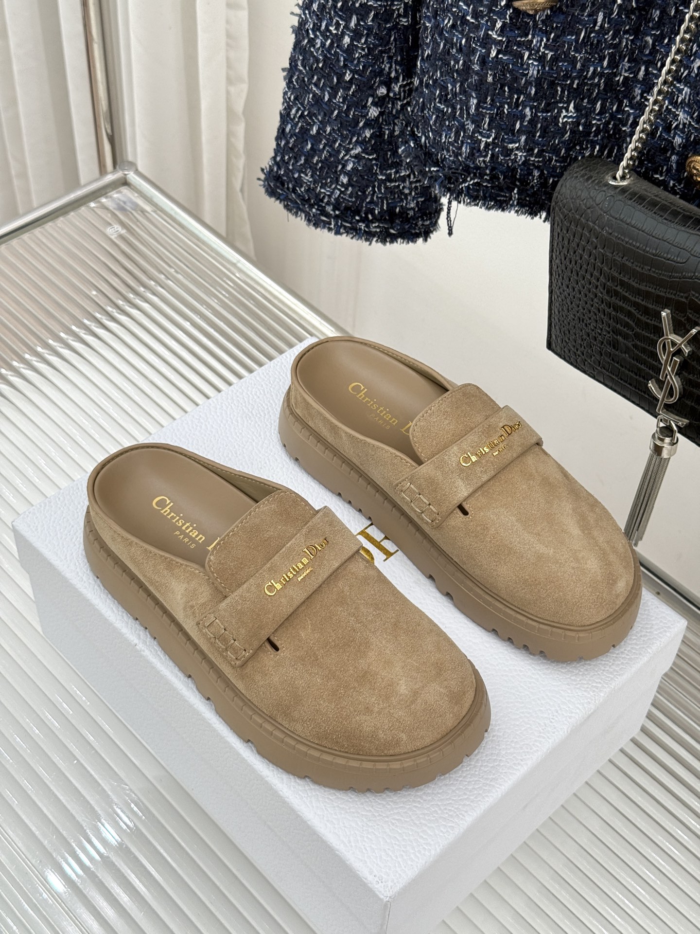 Dior/迪奥25WF新品字母厚底勃肯鞋包头半拖当法式慵懒与现代锋芒撞个满怀这双勃肯拖鞋打破鞋履风格边界