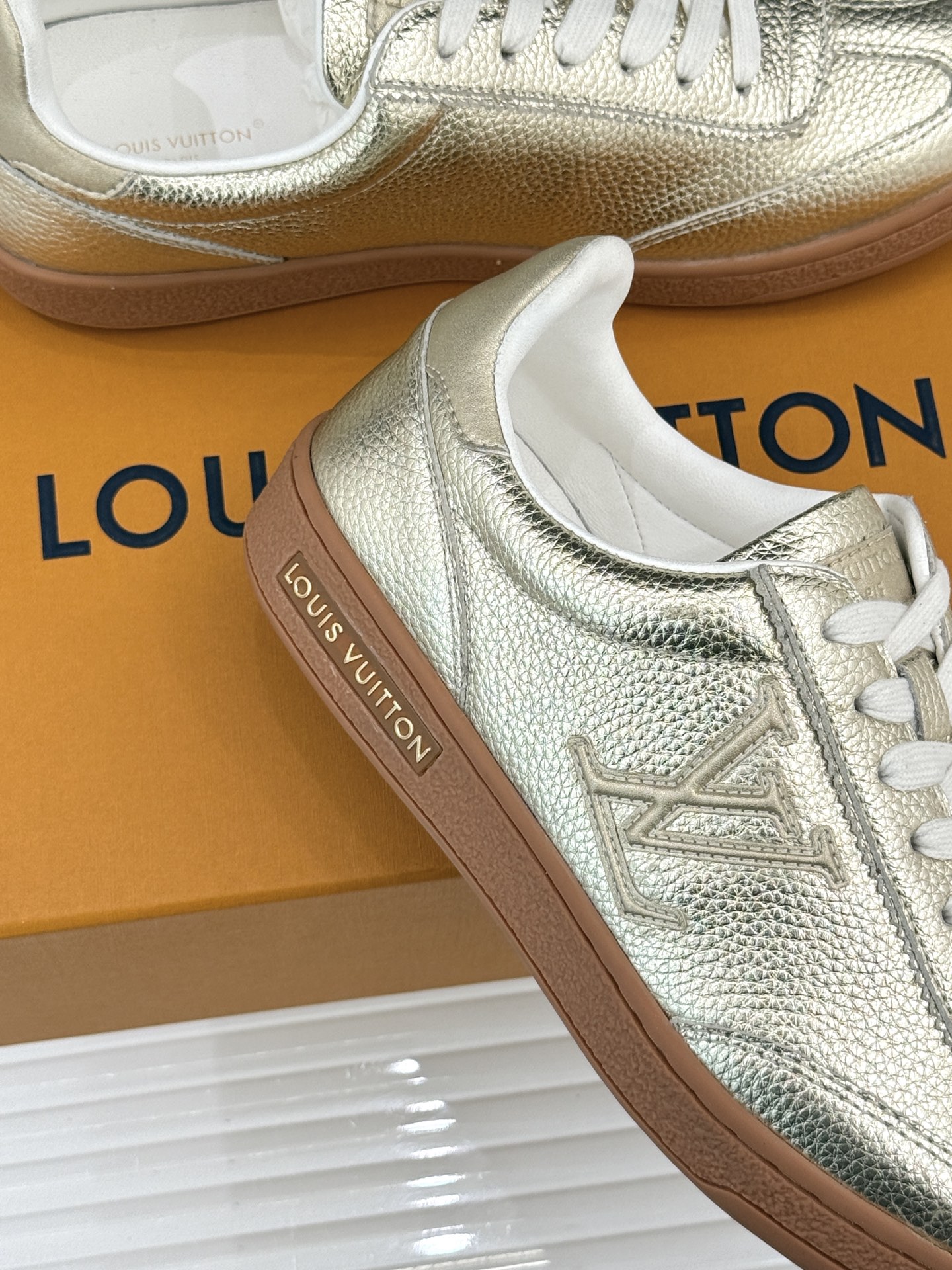 L*V驴家25WF早春新品德训鞋当德训鞋的复古热潮席卷时尚圈这款德训鞋为经典注入高辨识度奢感。侧边大LO