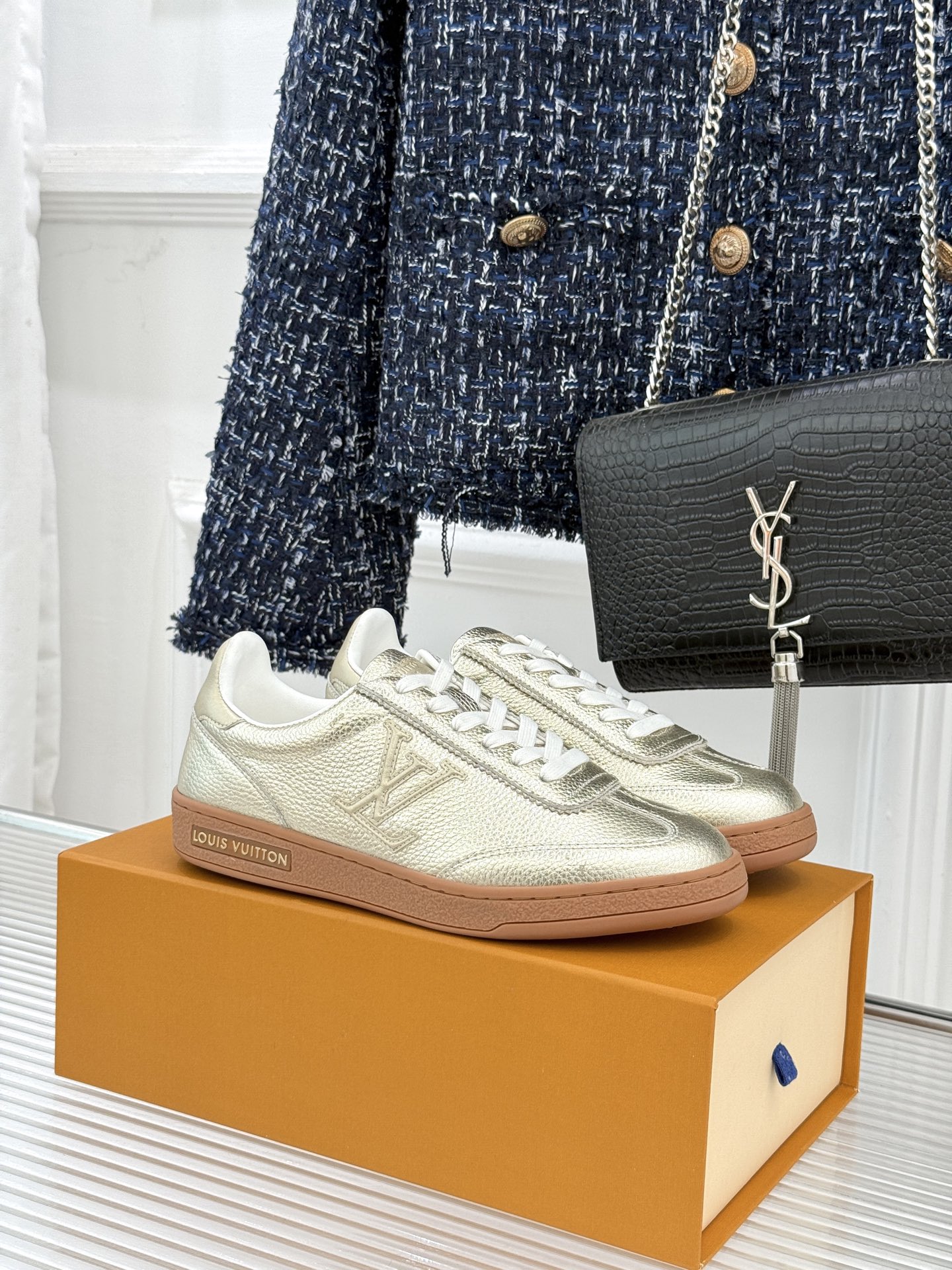 L*V驴家25WF早春新品德训鞋当德训鞋的复古热潮席卷时尚圈这款德训鞋为经典注入高辨识度奢感。侧边大LO