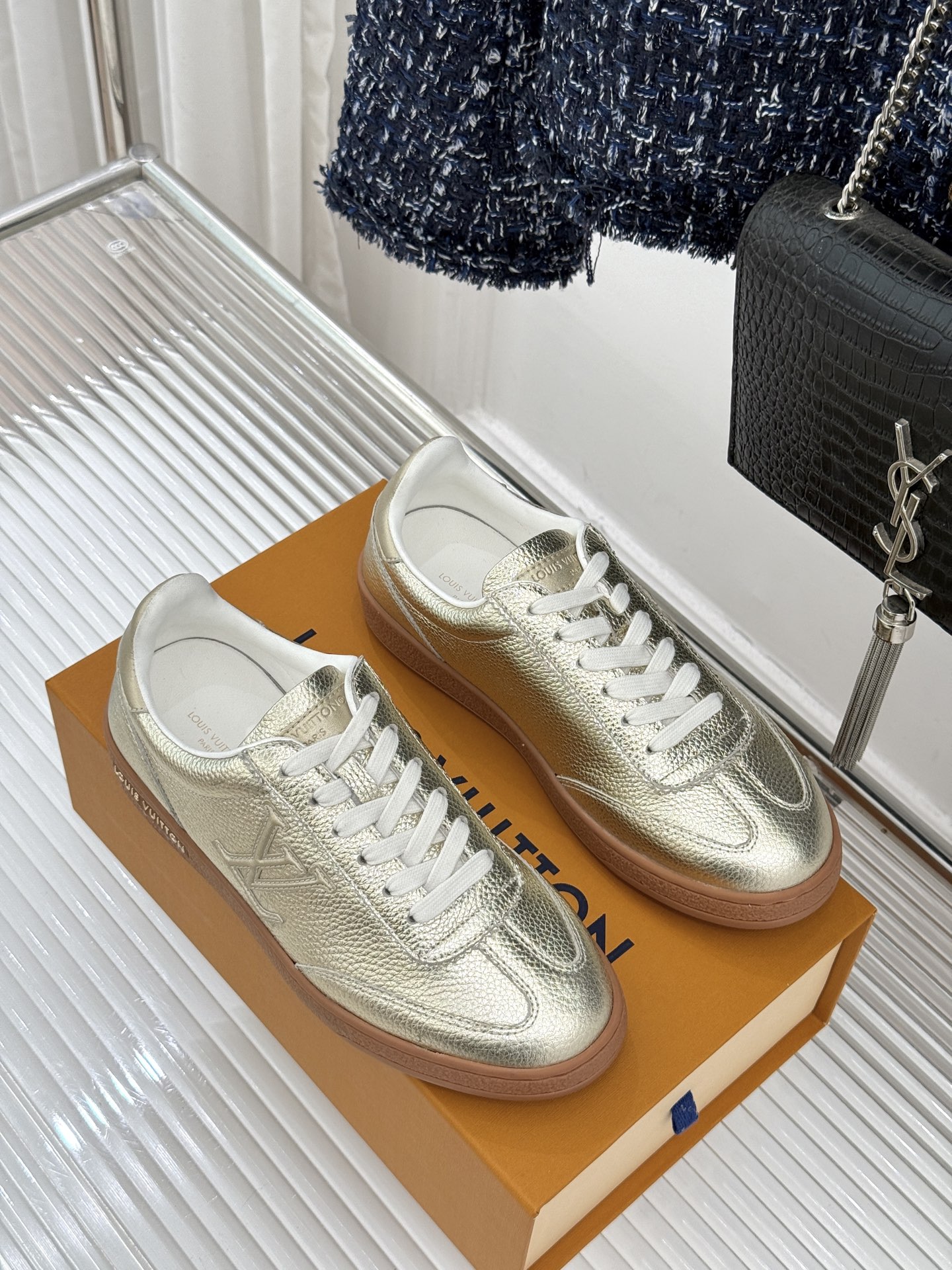 L*V驴家25WF早春新品德训鞋当德训鞋的复古热潮席卷时尚圈这款德训鞋为经典注入高辨识度奢感。侧边大LO