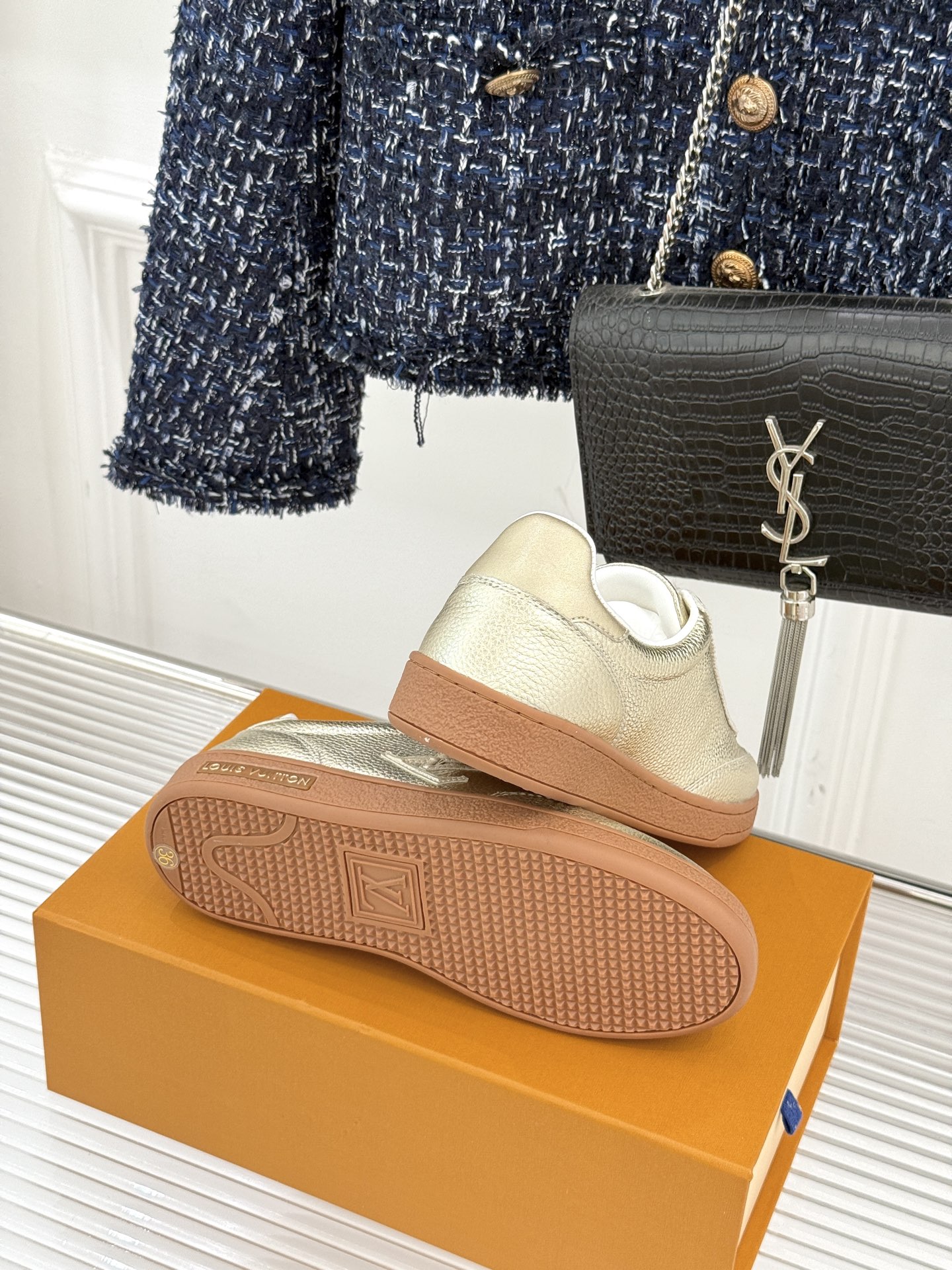 L*V驴家25WF早春新品德训鞋当德训鞋的复古热潮席卷时尚圈这款德训鞋为经典注入高辨识度奢感。侧边大LO