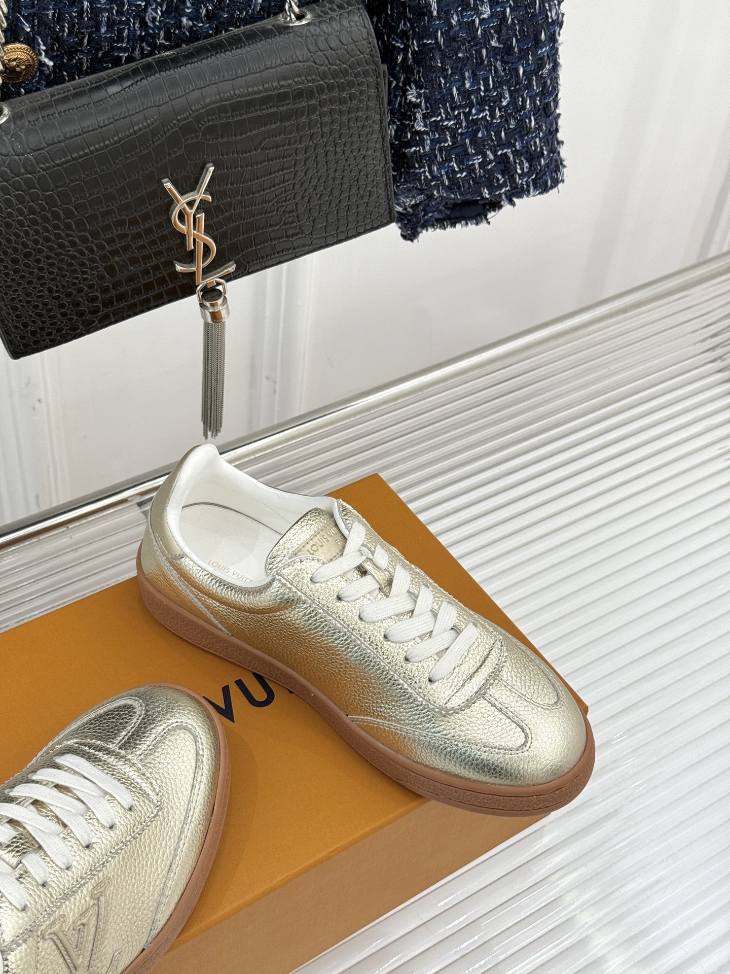 L*V驴家25WF早春新品德训鞋当德训鞋的复古热潮席卷时尚圈这款德训鞋为经典注入高辨识度奢感。侧边大LO