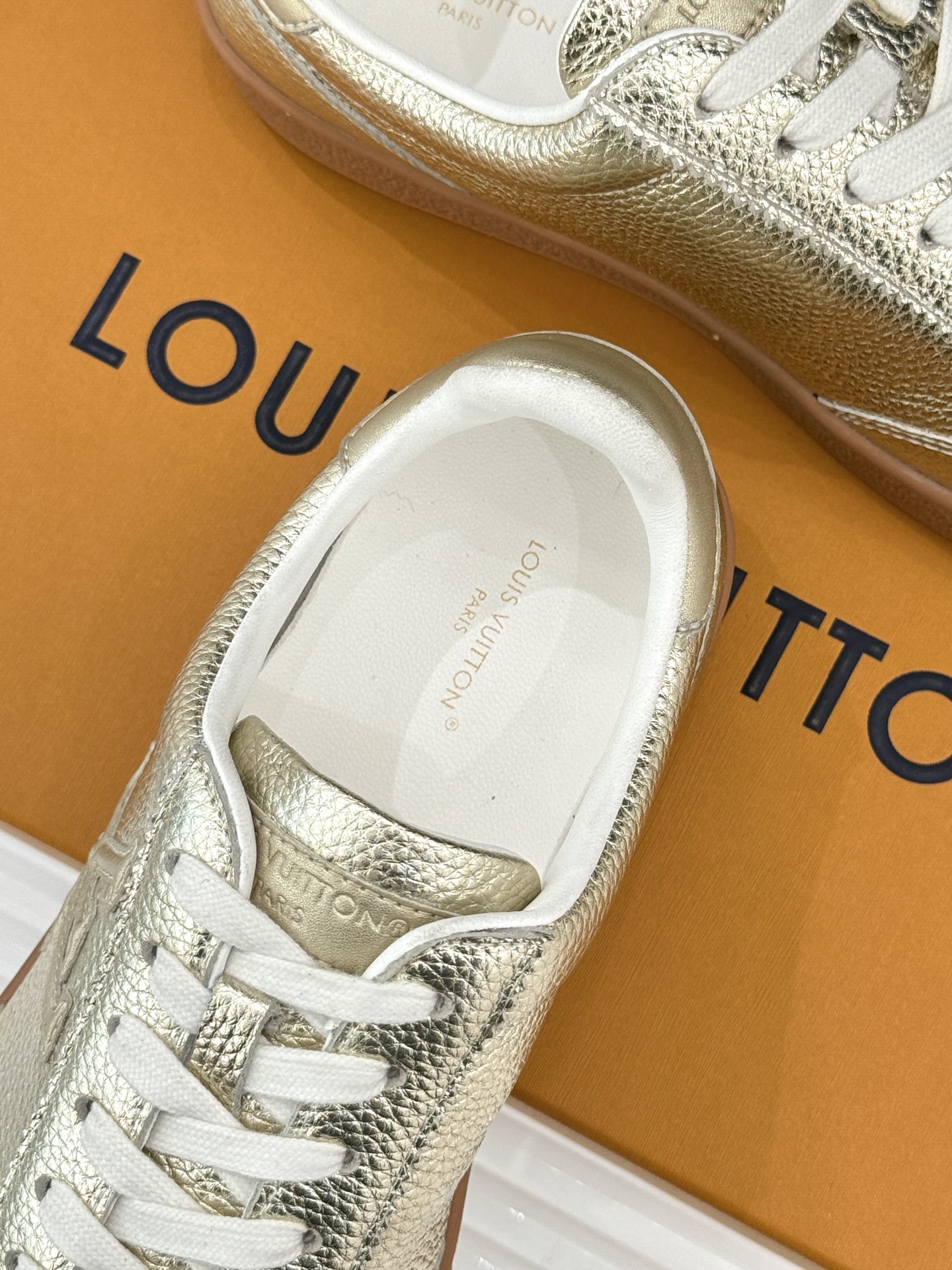 L*V驴家25WF早春新品德训鞋当德训鞋的复古热潮席卷时尚圈这款德训鞋为经典注入高辨识度奢感。侧边大LO