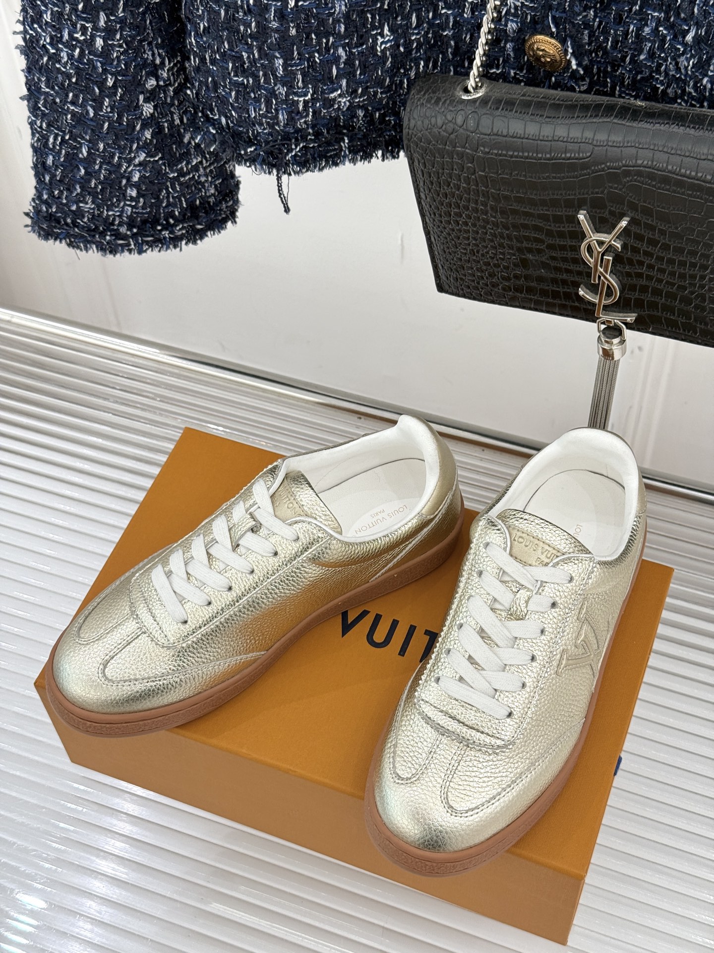 L*V驴家25WF早春新品德训鞋当德训鞋的复古热潮席卷时尚圈这款德训鞋为经典注入高辨识度奢感。侧边大LO