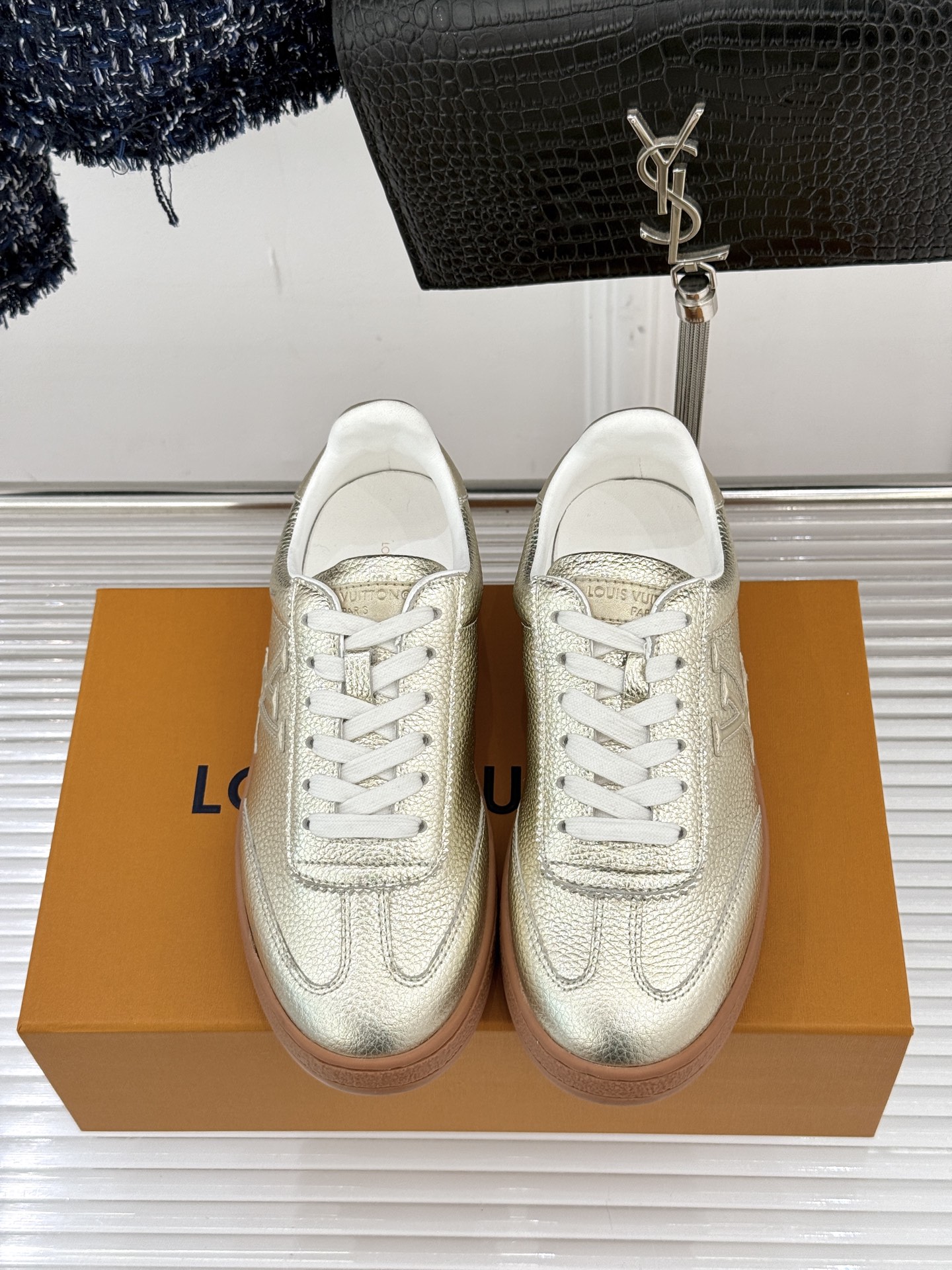 L*V驴家25WF早春新品德训鞋当德训鞋的复古热潮席卷时尚圈这款德训鞋为经典注入高辨识度奢感。侧边大LO