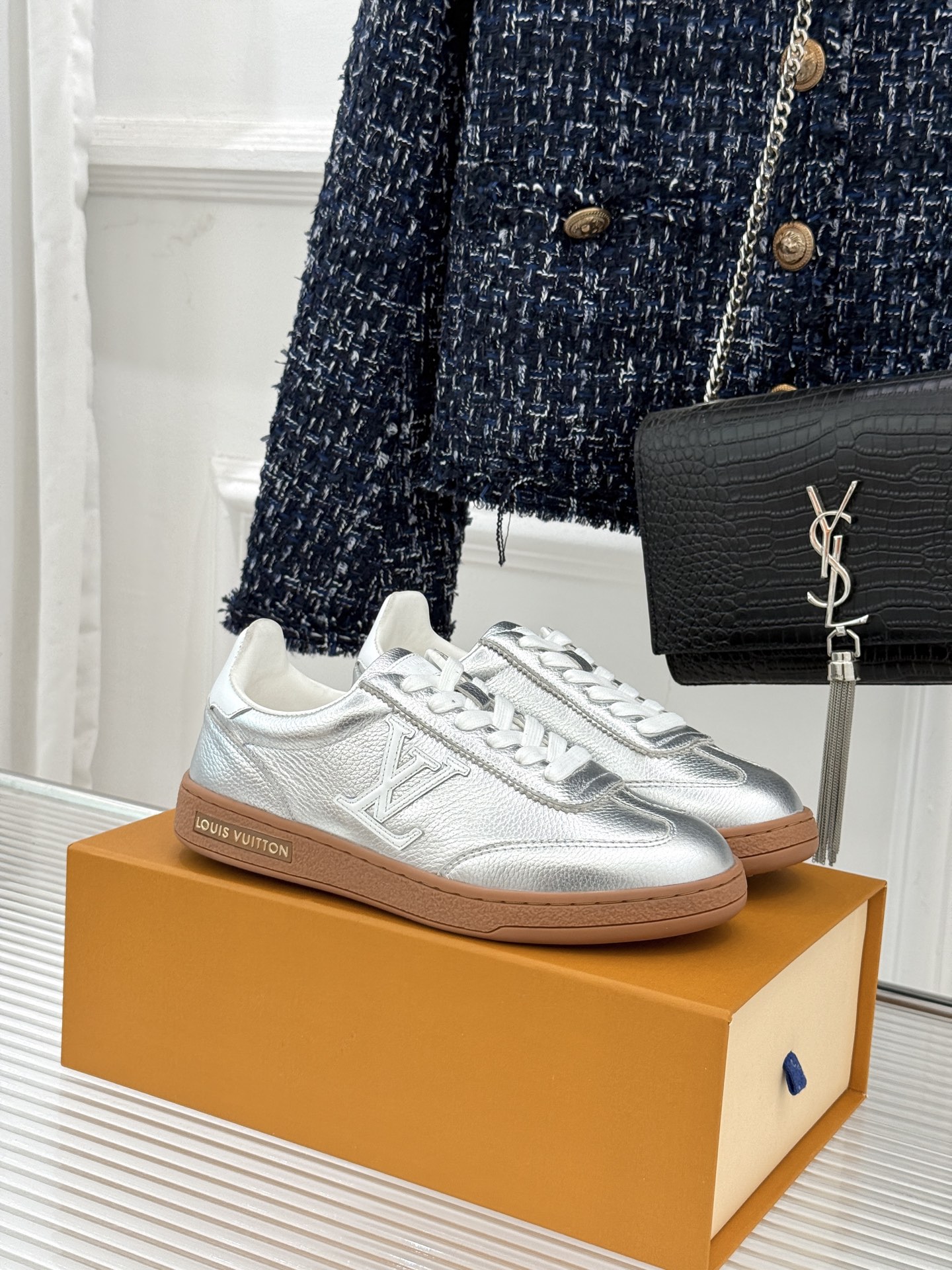 L*V驴家25WF早春新品德训鞋当德训鞋的复古热潮席卷时尚圈这款德训鞋为经典注入高辨识度奢感。侧边大LO