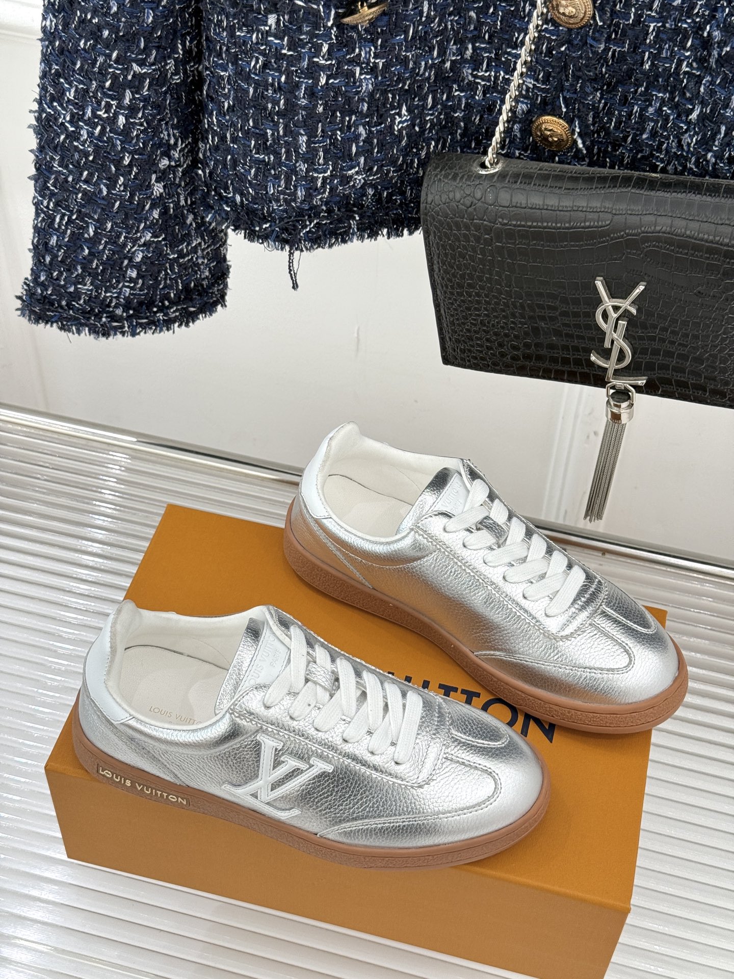 L*V驴家25WF早春新品德训鞋当德训鞋的复古热潮席卷时尚圈这款德训鞋为经典注入高辨识度奢感。侧边大LO