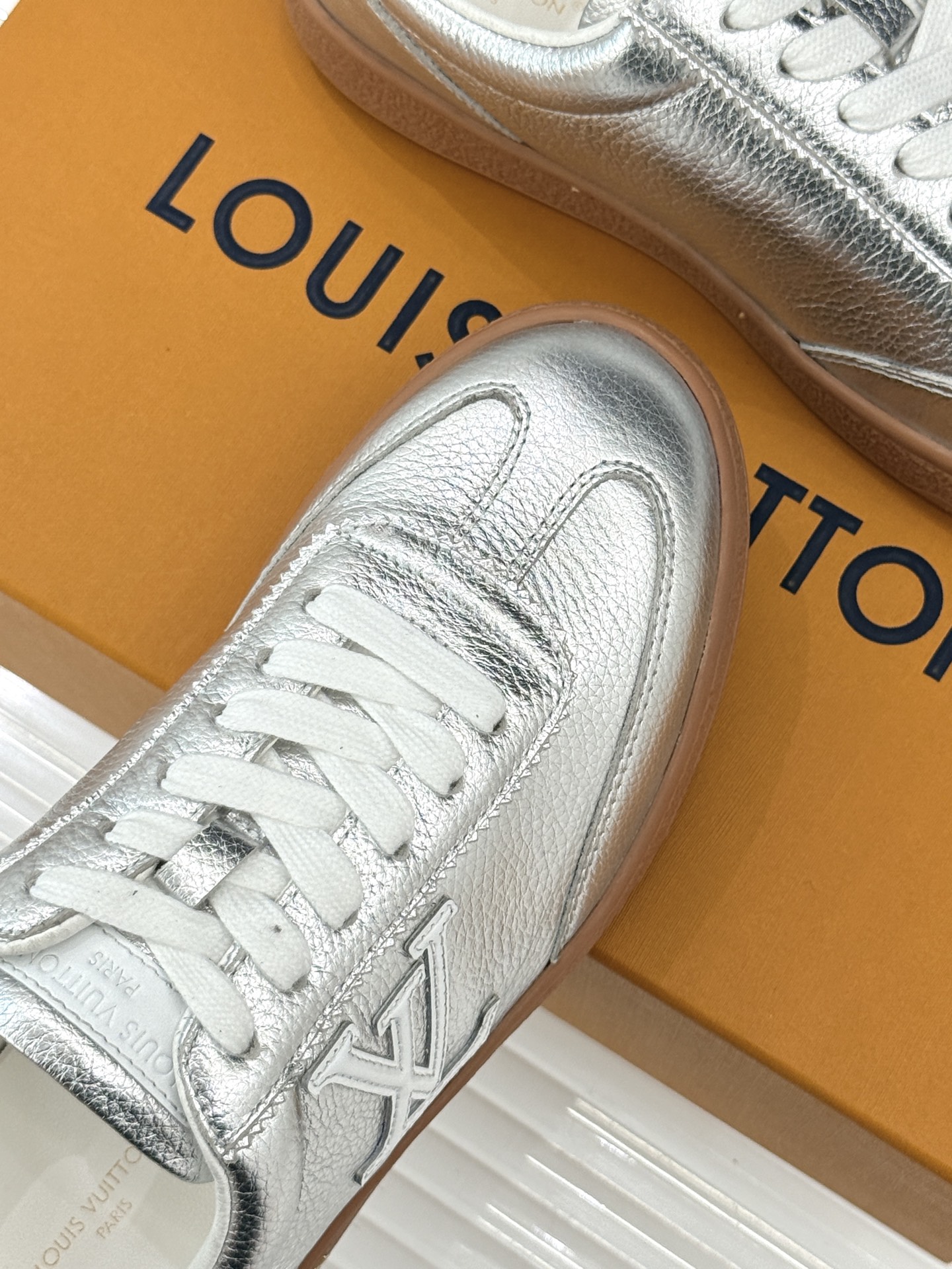 L*V驴家25WF早春新品德训鞋当德训鞋的复古热潮席卷时尚圈这款德训鞋为经典注入高辨识度奢感。侧边大LO