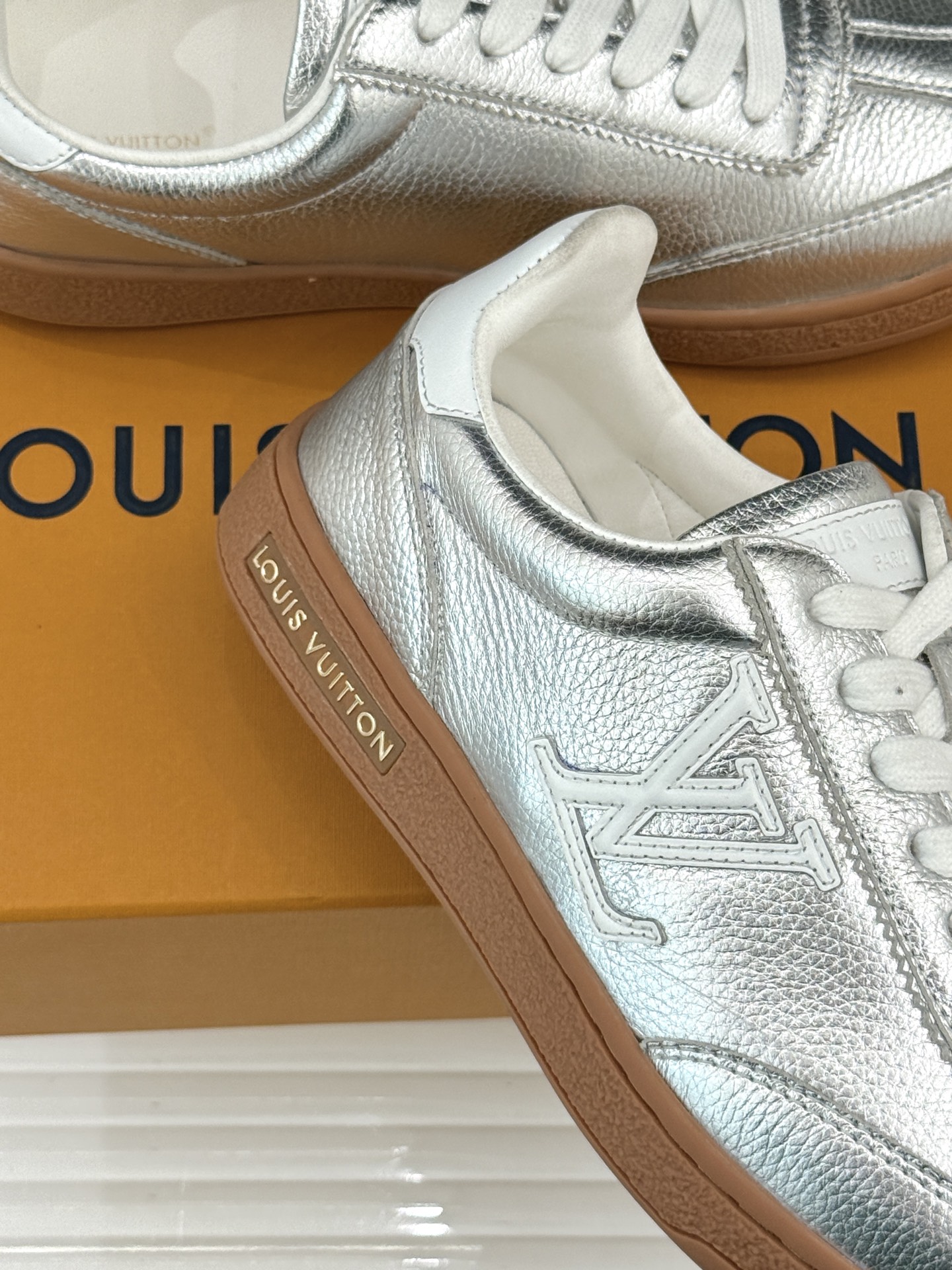 L*V驴家25WF早春新品德训鞋当德训鞋的复古热潮席卷时尚圈这款德训鞋为经典注入高辨识度奢感。侧边大LO