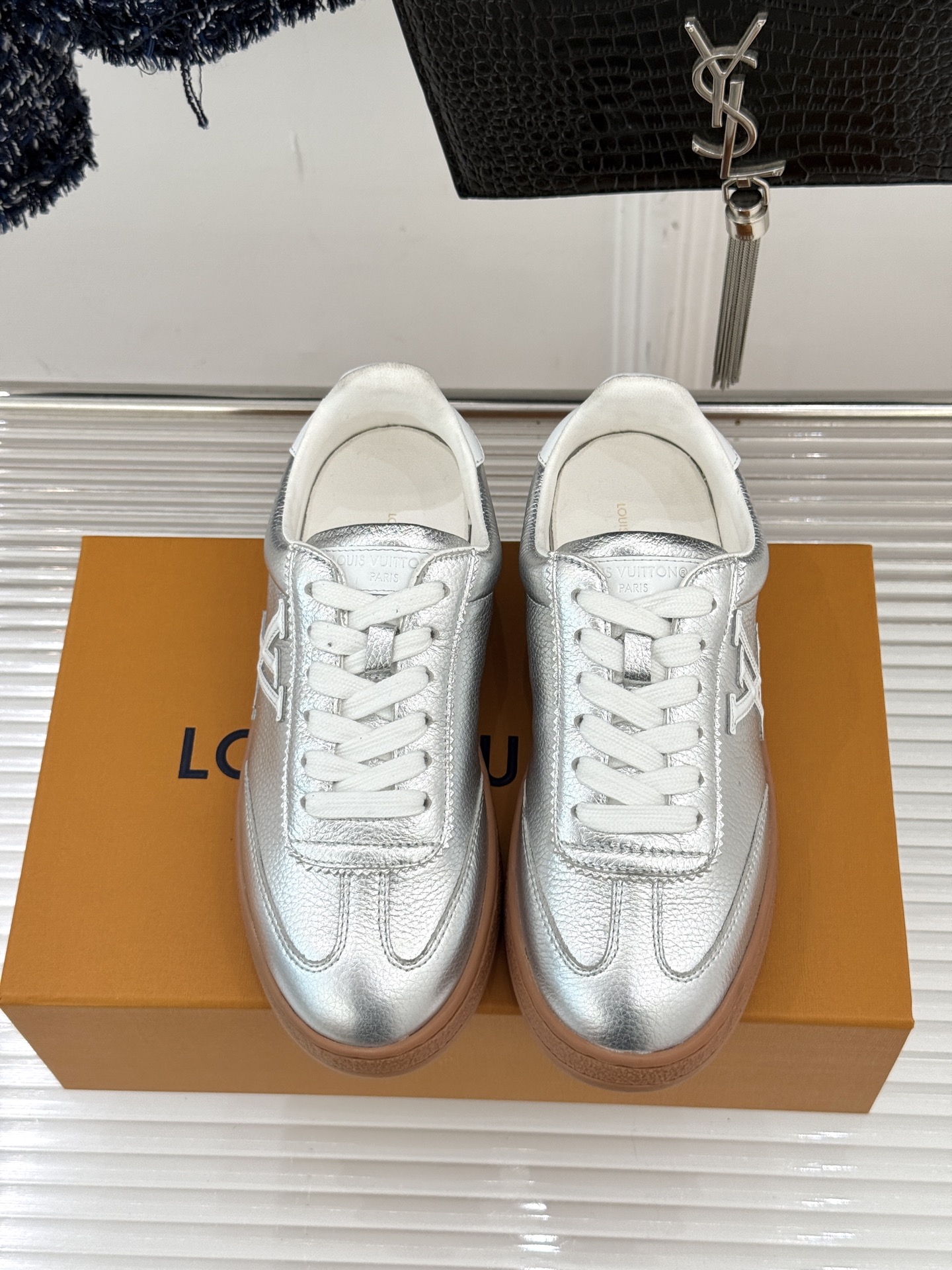 L*V驴家25WF早春新品德训鞋当德训鞋的复古热潮席卷时尚圈这款德训鞋为经典注入高辨识度奢感。侧边大LO