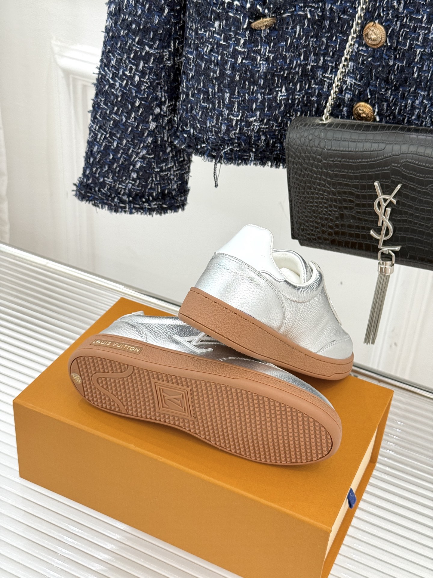 L*V驴家25WF早春新品德训鞋当德训鞋的复古热潮席卷时尚圈这款德训鞋为经典注入高辨识度奢感。侧边大LO