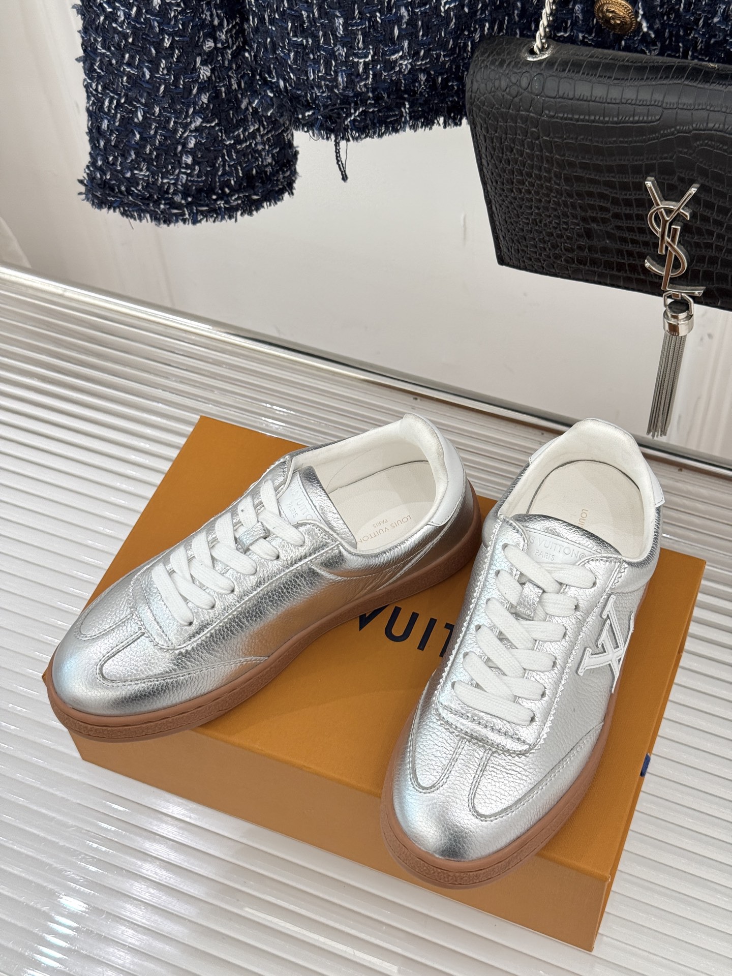 L*V驴家25WF早春新品德训鞋当德训鞋的复古热潮席卷时尚圈这款德训鞋为经典注入高辨识度奢感。侧边大LO