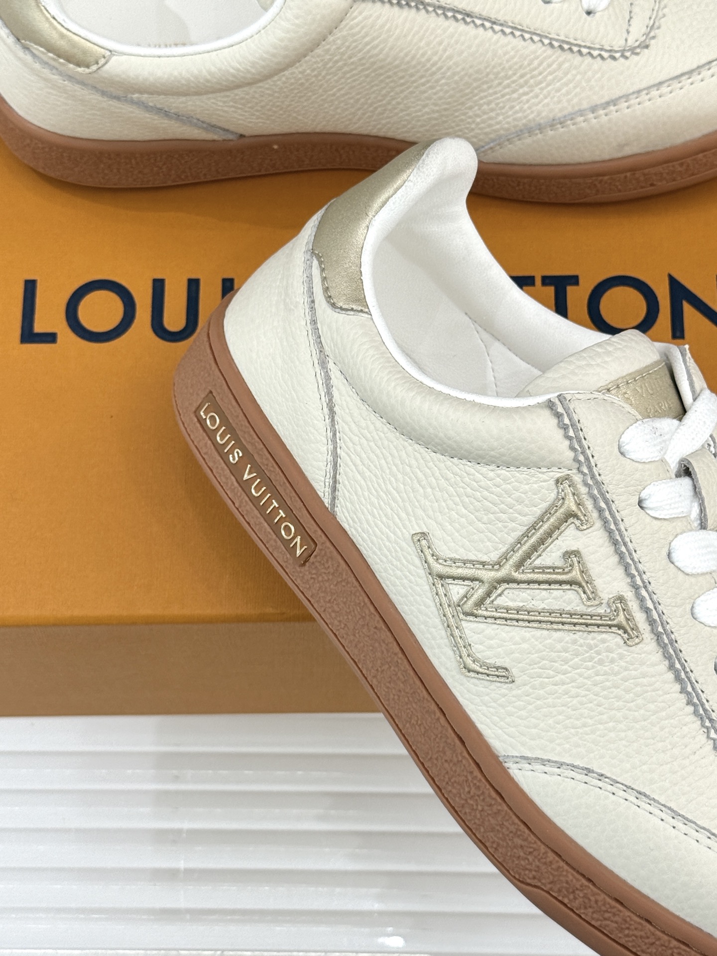 L*V驴家25WF早春新品德训鞋当德训鞋的复古热潮席卷时尚圈这款德训鞋为经典注入高辨识度奢感。侧边大LO