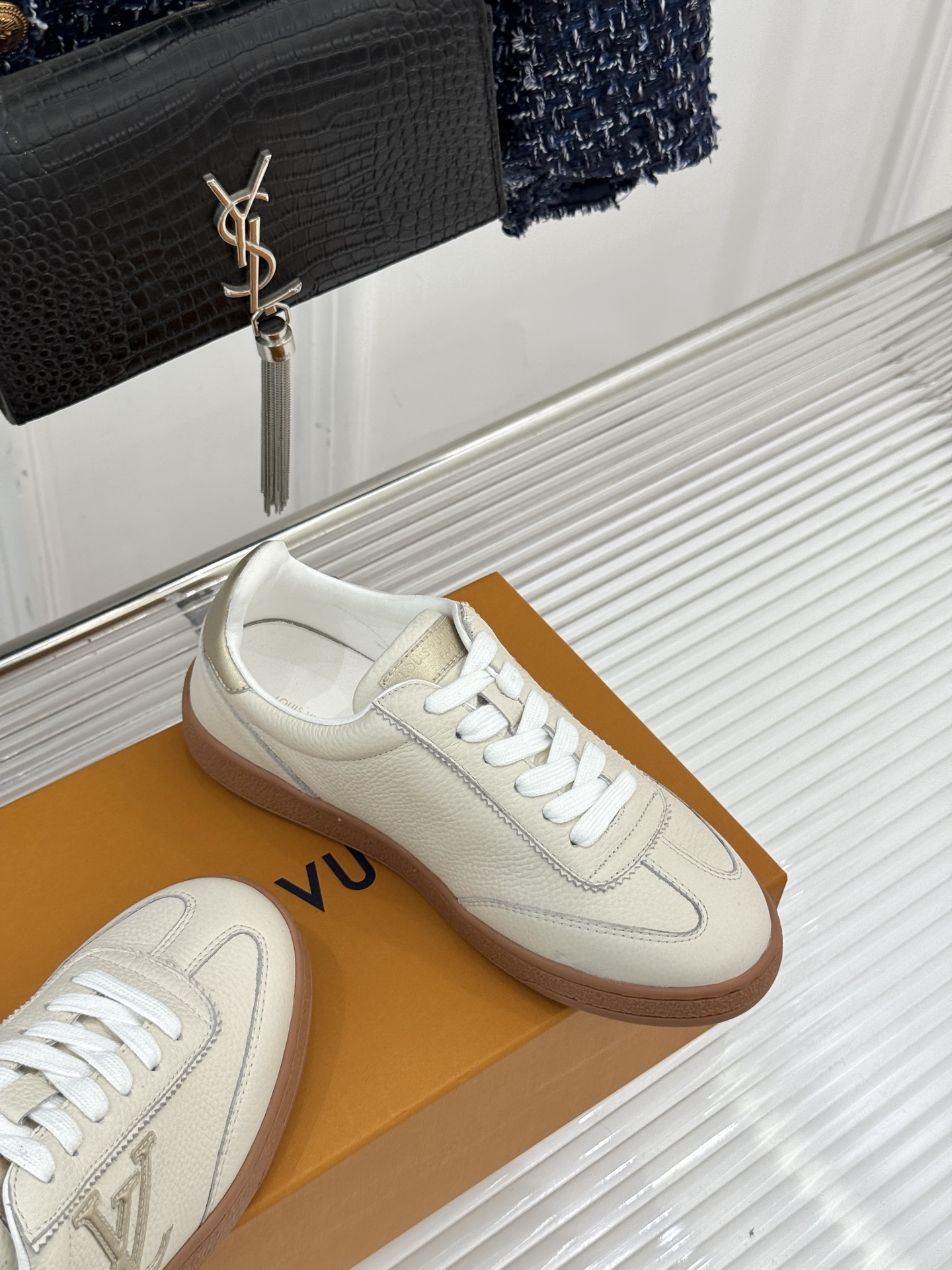 L*V驴家25WF早春新品德训鞋当德训鞋的复古热潮席卷时尚圈这款德训鞋为经典注入高辨识度奢感。侧边大LO