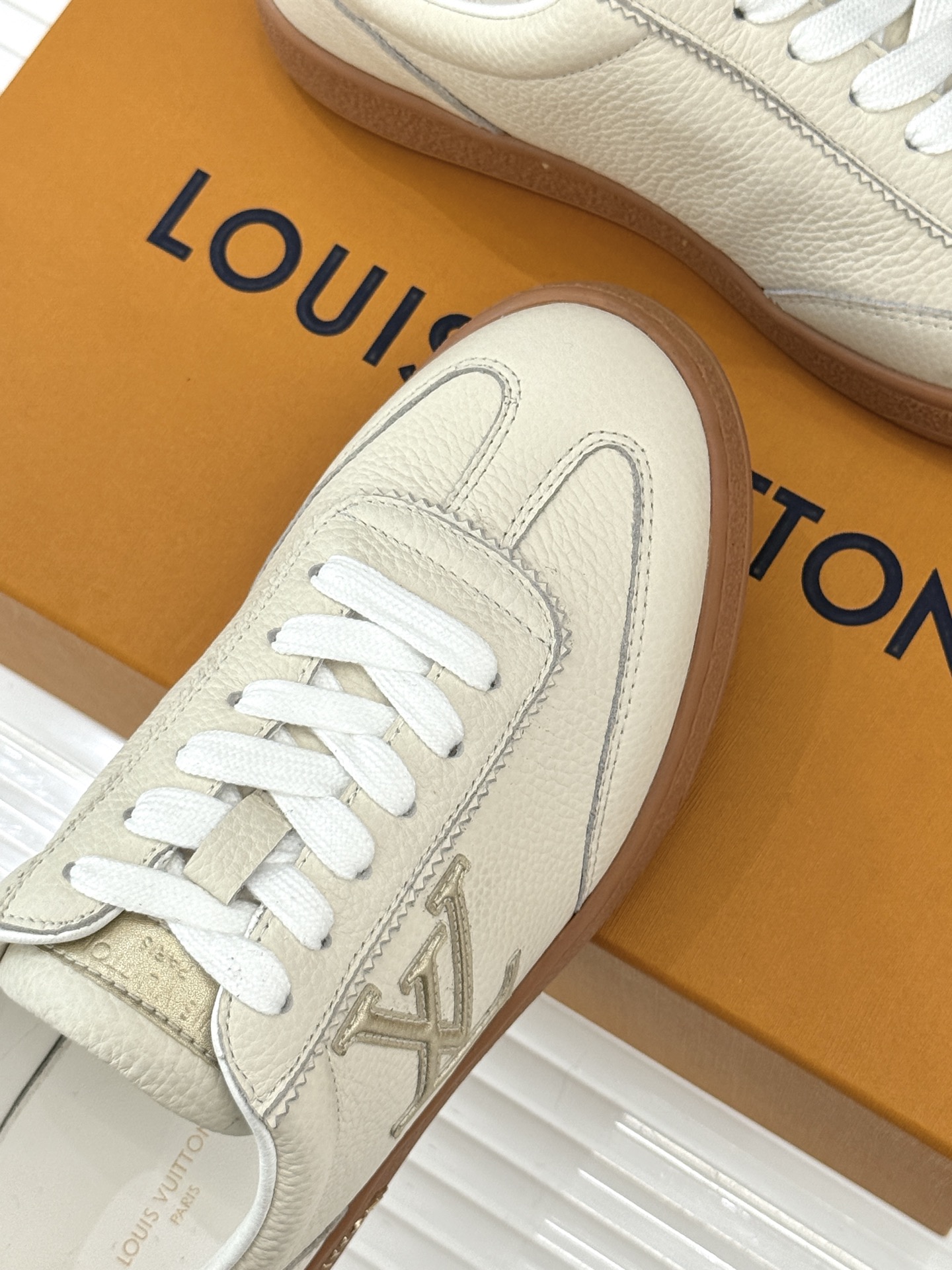 L*V驴家25WF早春新品德训鞋当德训鞋的复古热潮席卷时尚圈这款德训鞋为经典注入高辨识度奢感。侧边大LO