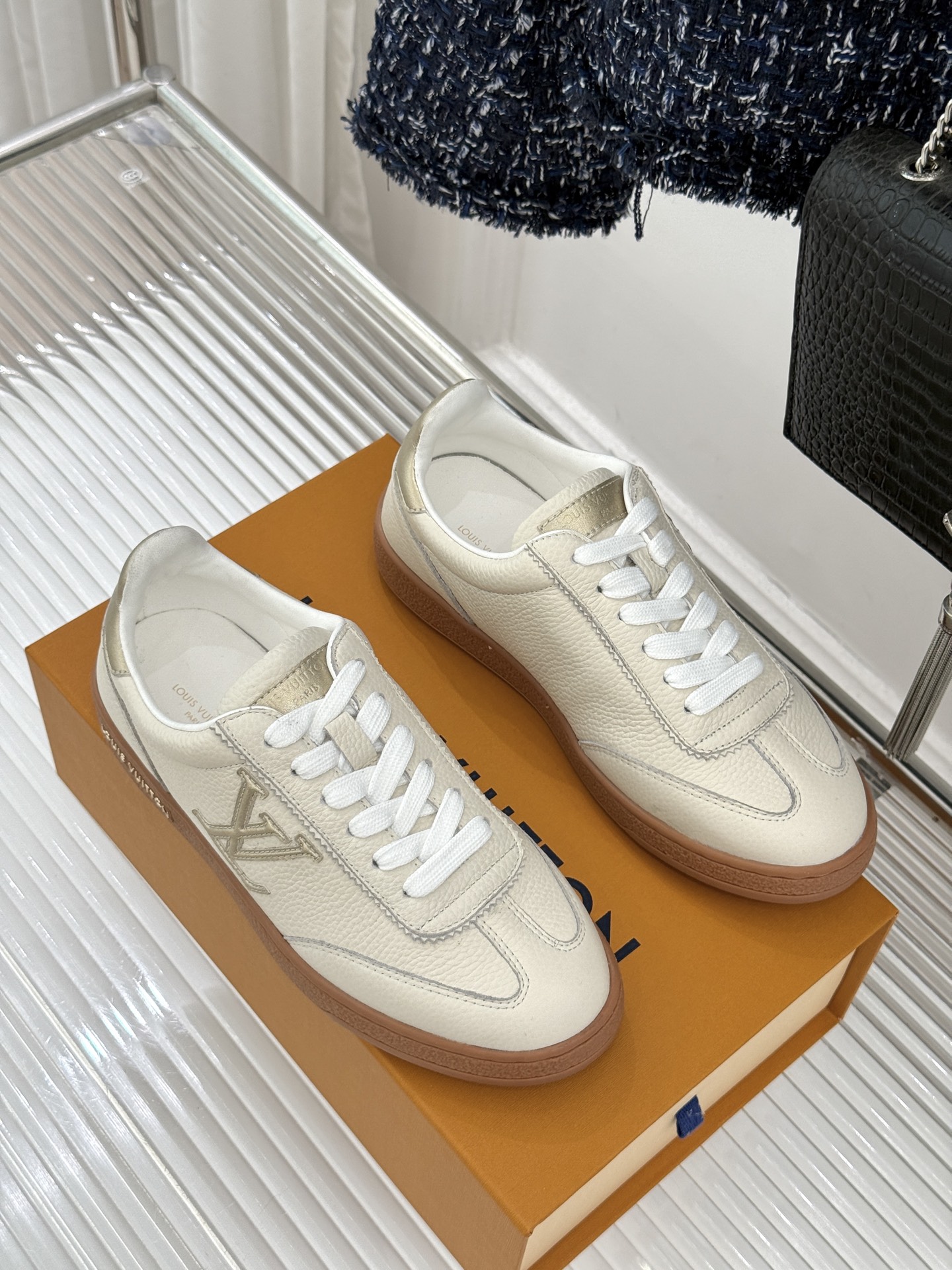 L*V驴家25WF早春新品德训鞋当德训鞋的复古热潮席卷时尚圈这款德训鞋为经典注入高辨识度奢感。侧边大LO