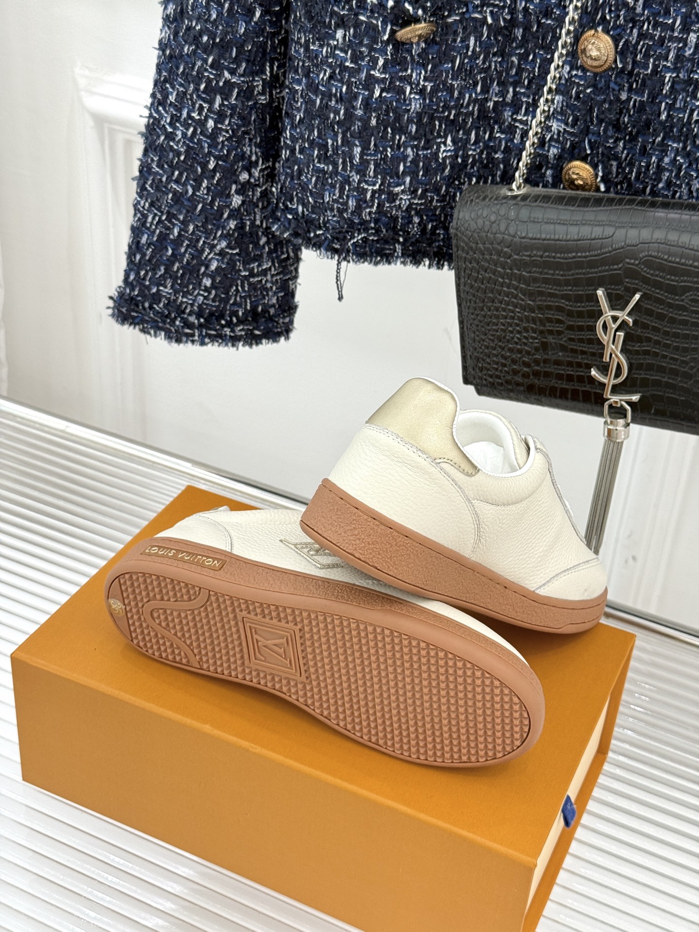 L*V驴家25WF早春新品德训鞋当德训鞋的复古热潮席卷时尚圈这款德训鞋为经典注入高辨识度奢感。侧边大LO