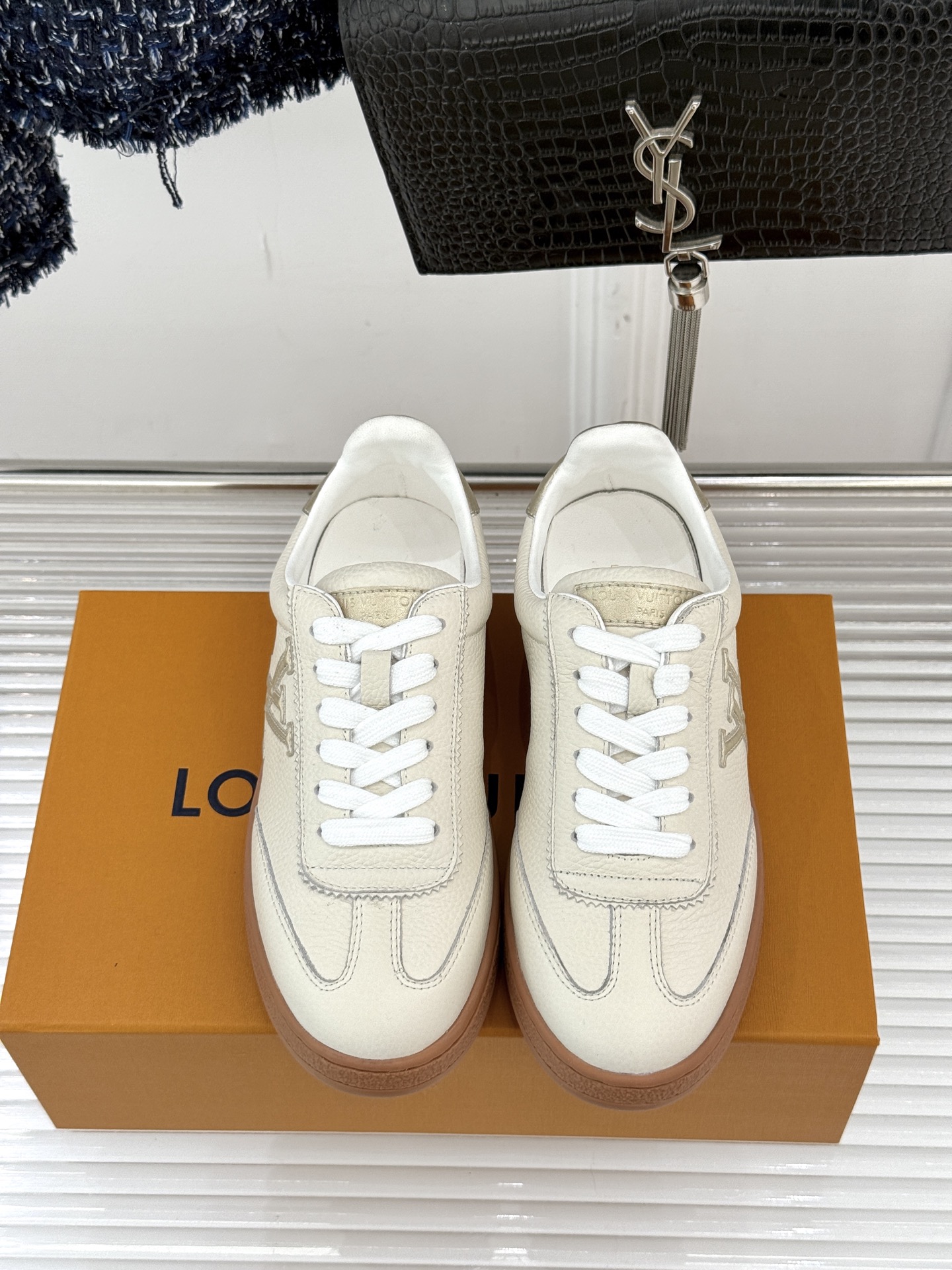 L*V驴家25WF早春新品德训鞋当德训鞋的复古热潮席卷时尚圈这款德训鞋为经典注入高辨识度奢感。侧边大LO