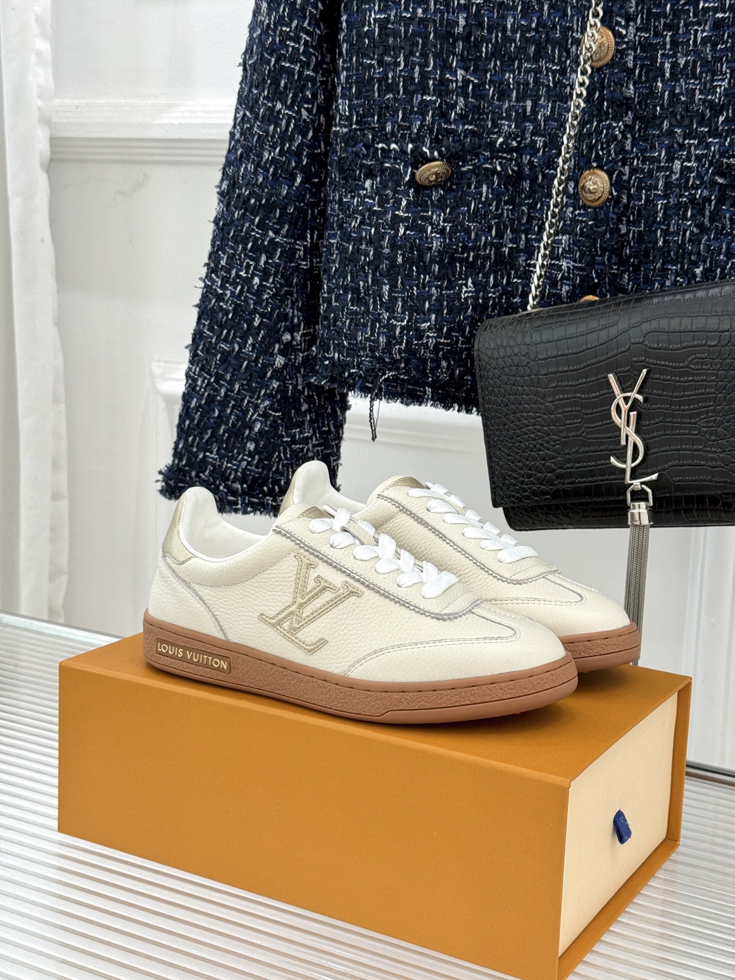 L*V驴家25WF早春新品德训鞋当德训鞋的复古热潮席卷时尚圈这款德训鞋为经典注入高辨识度奢感。侧边大LO