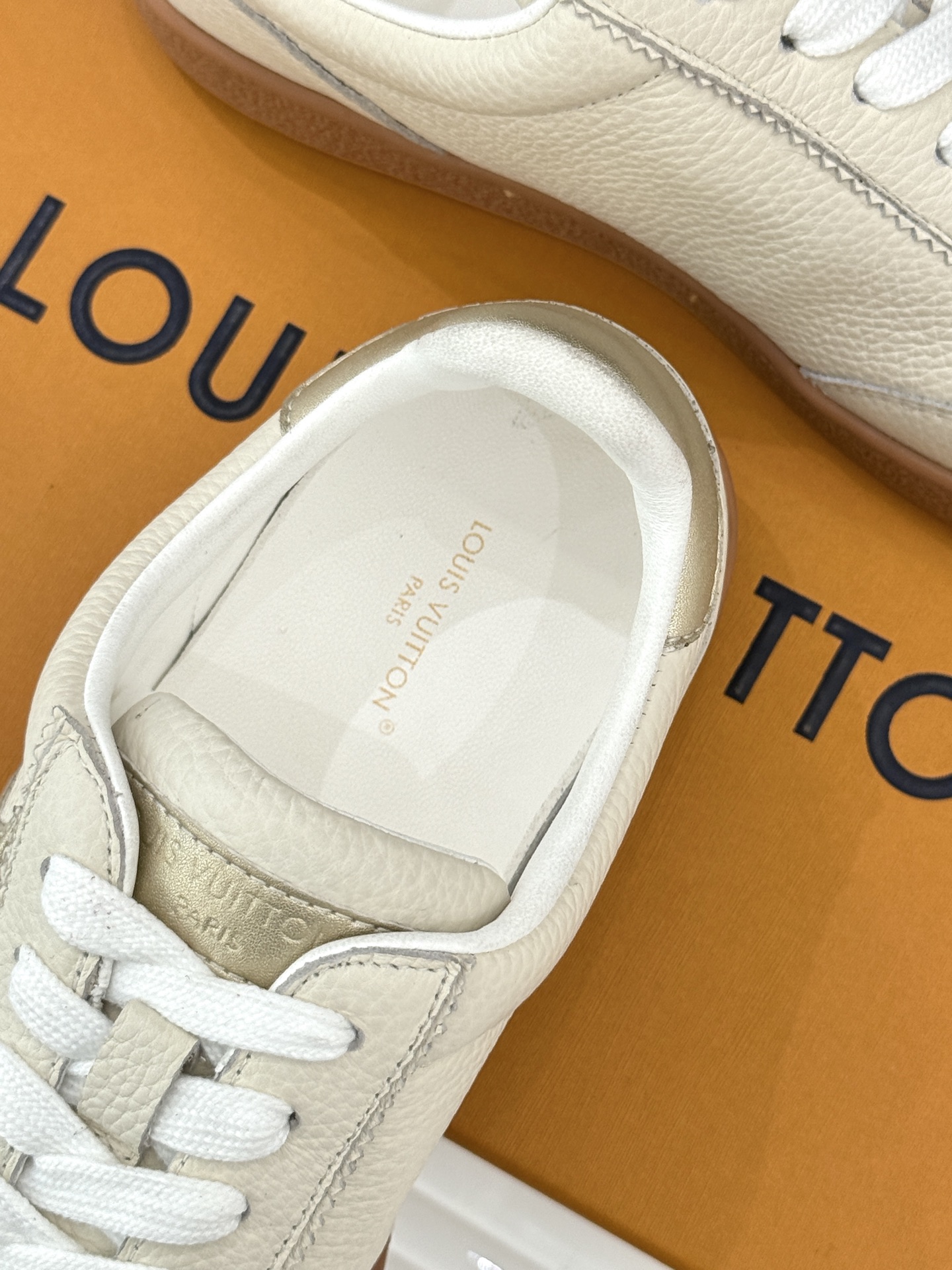 L*V驴家25WF早春新品德训鞋当德训鞋的复古热潮席卷时尚圈这款德训鞋为经典注入高辨识度奢感。侧边大LO