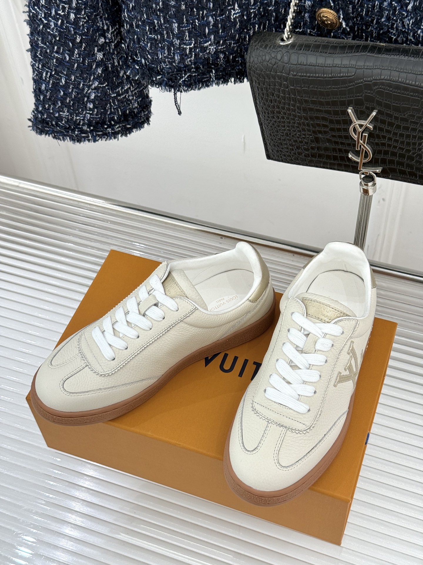 L*V驴家25WF早春新品德训鞋当德训鞋的复古热潮席卷时尚圈这款德训鞋为经典注入高辨识度奢感。侧边大LO